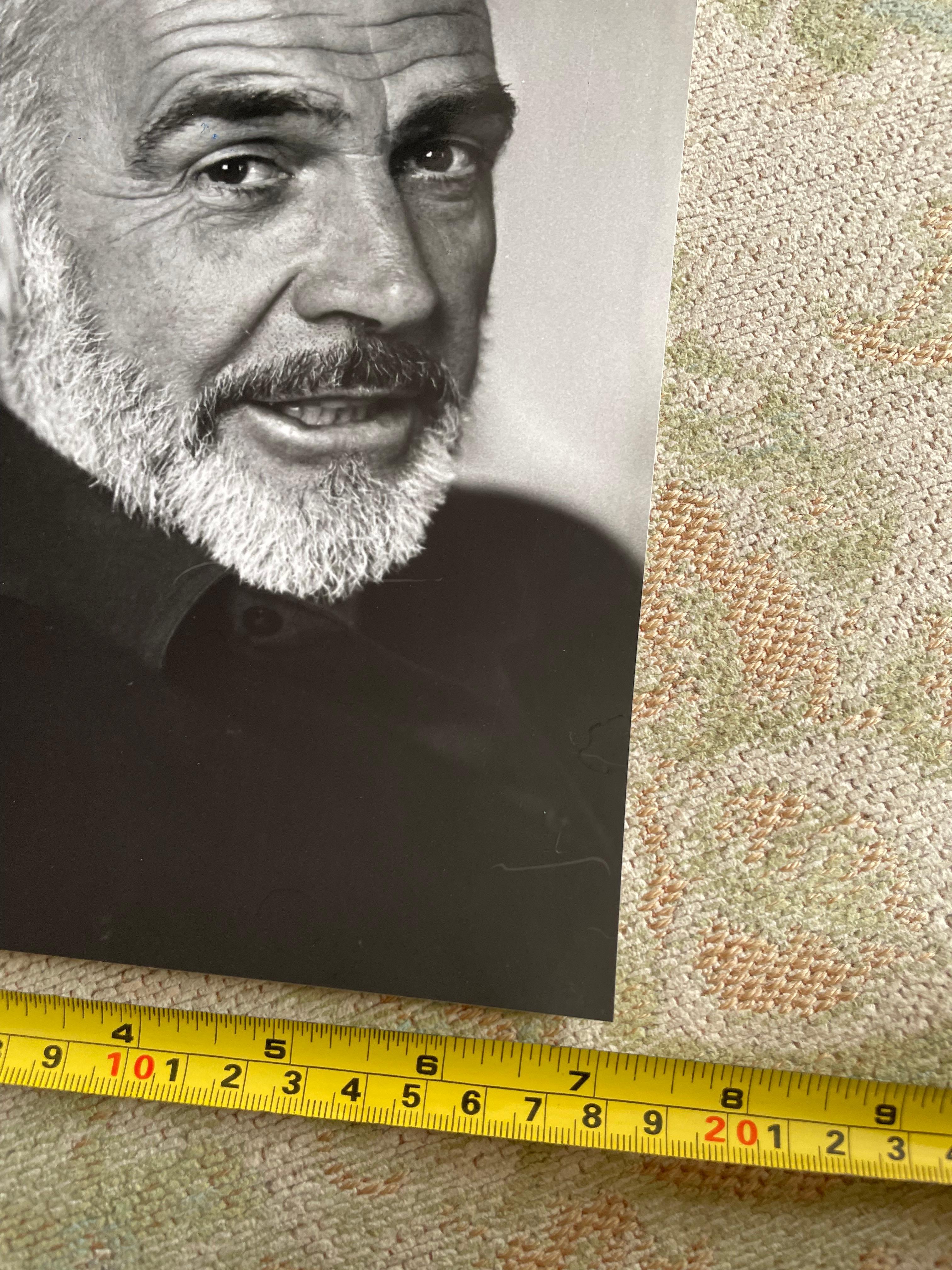 Sean Connery im Mayfair Hotel 1980er Jahre b/w Silberdruck (Zeitgenössisch), Photograph, von Frank Herrmann