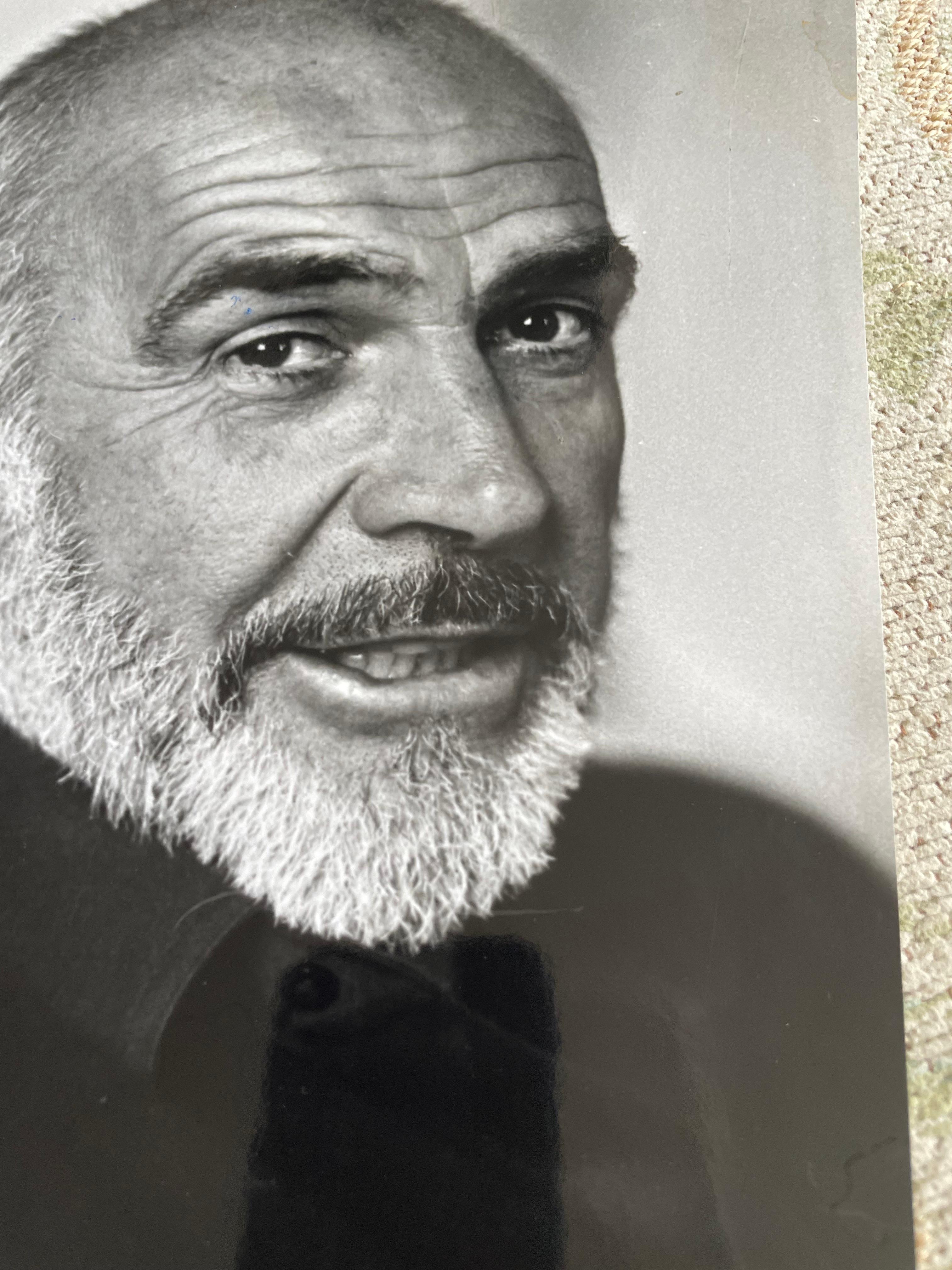 Sean Connery im Mayfair Hotel 1980er Jahre b/w Silberdruck im Angebot 1