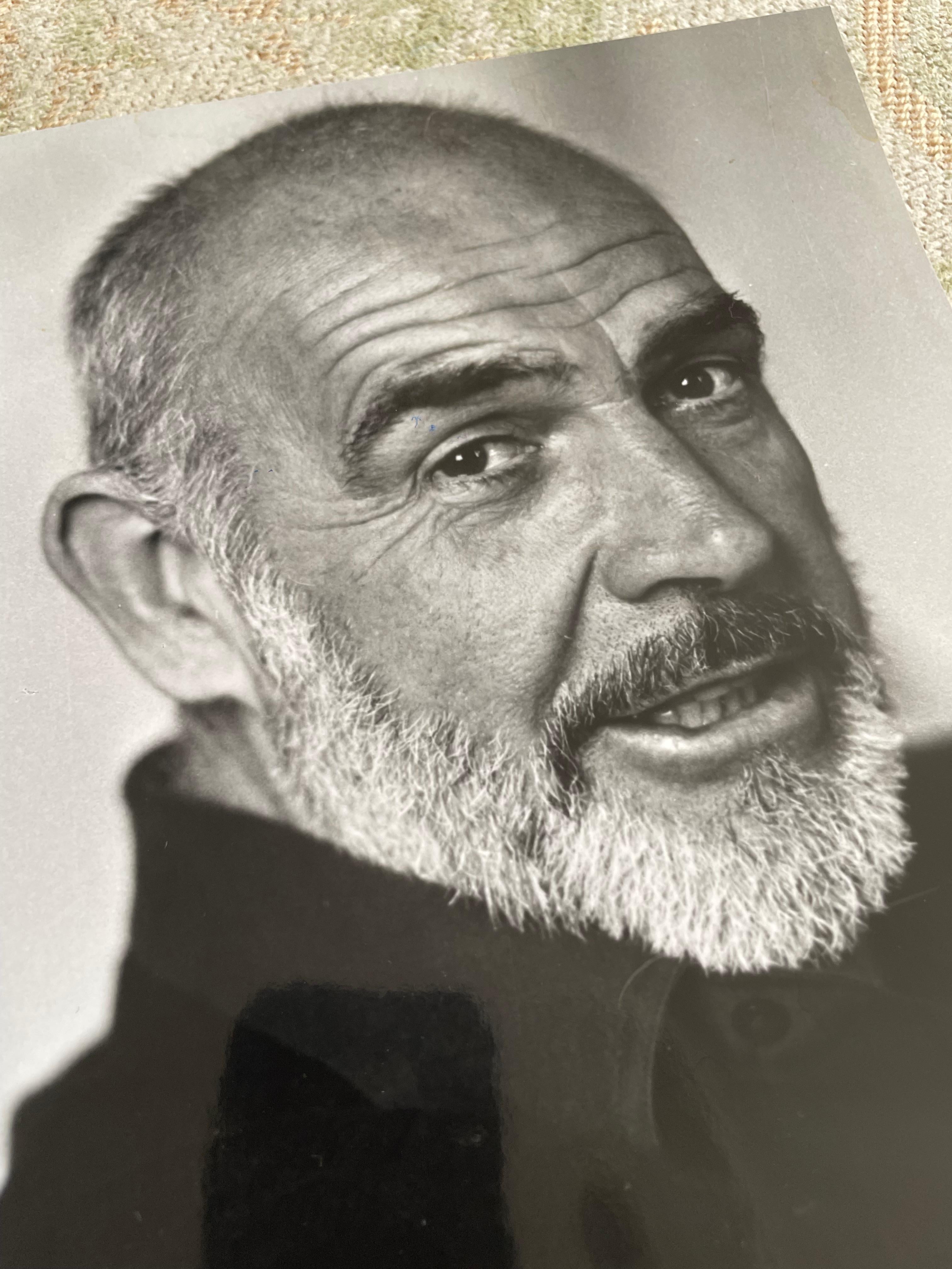 Sean Connery im Mayfair Hotel 1980er Jahre b/w Silberdruck im Angebot 5