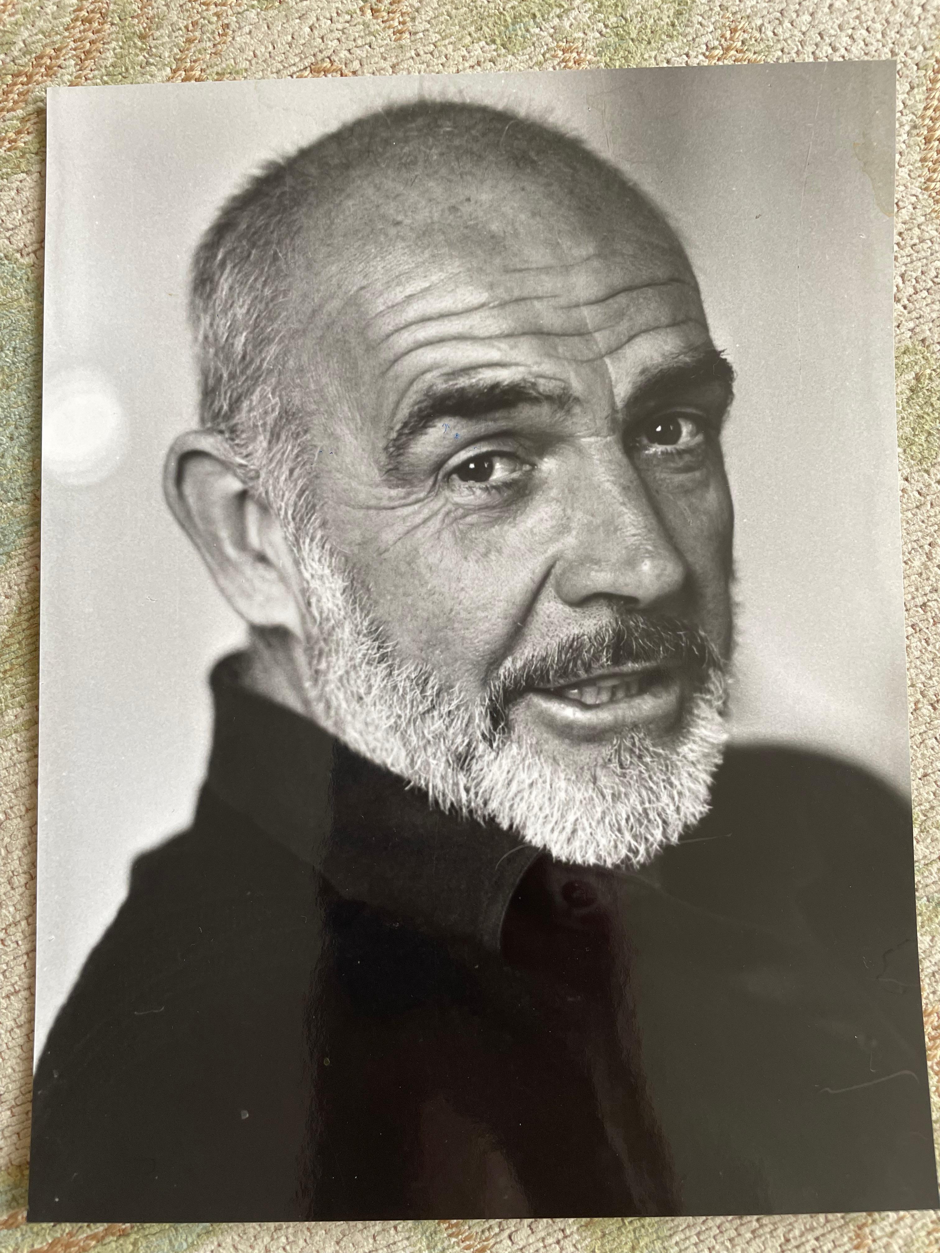 Frank Herrmann Portrait Photograph – Sean Connery im Mayfair Hotel 1980er Jahre b/w Silberdruck