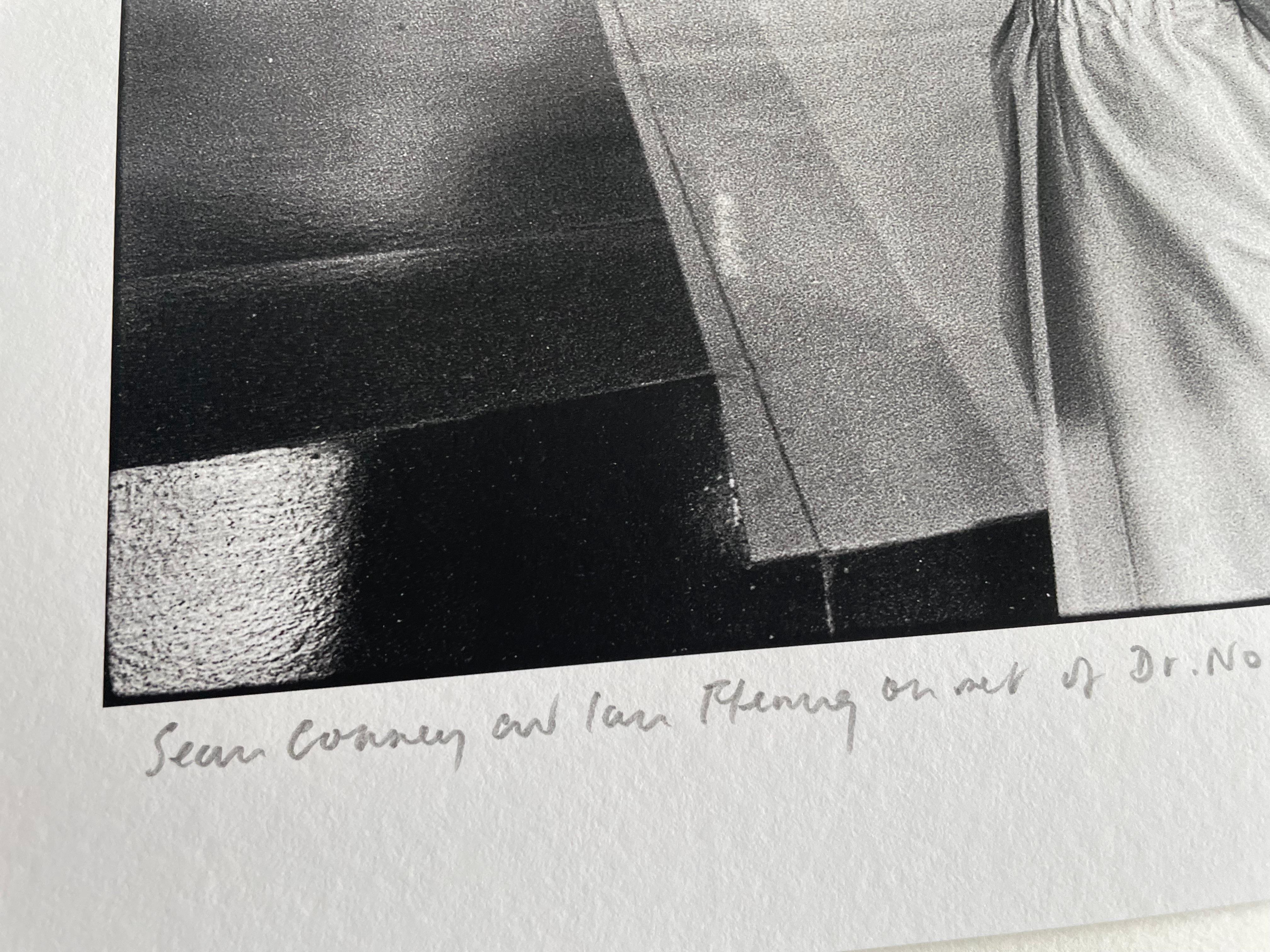 Sean Connery & Ian Fleming am Set von Dr.No b/w Fotografie 17 x25 Zoll – Photograph von Frank Herrmann