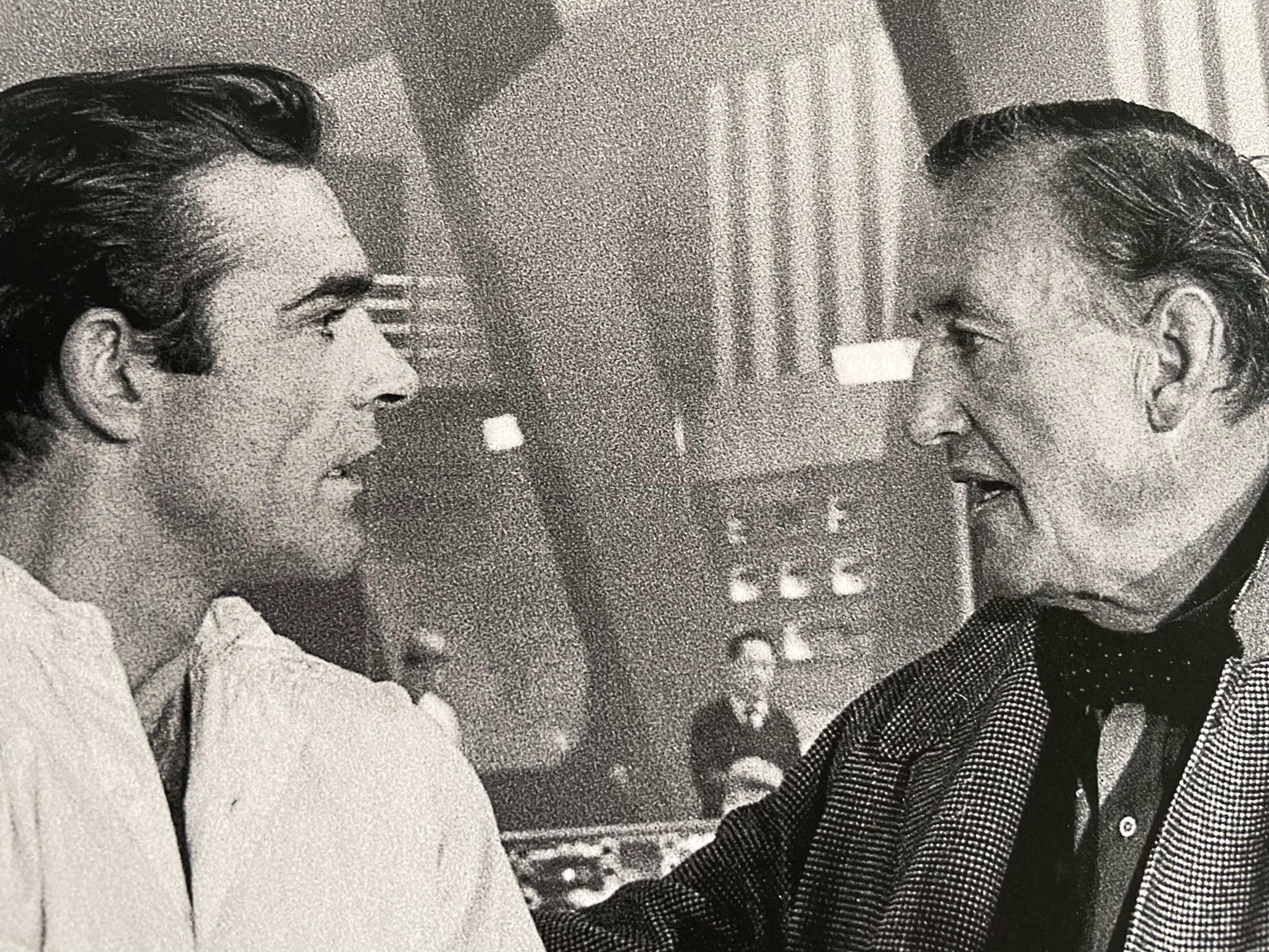 Sean Connery & Ian Fleming am Set von Dr.No b/w Fotografie 17 x25 Zoll im Angebot 2