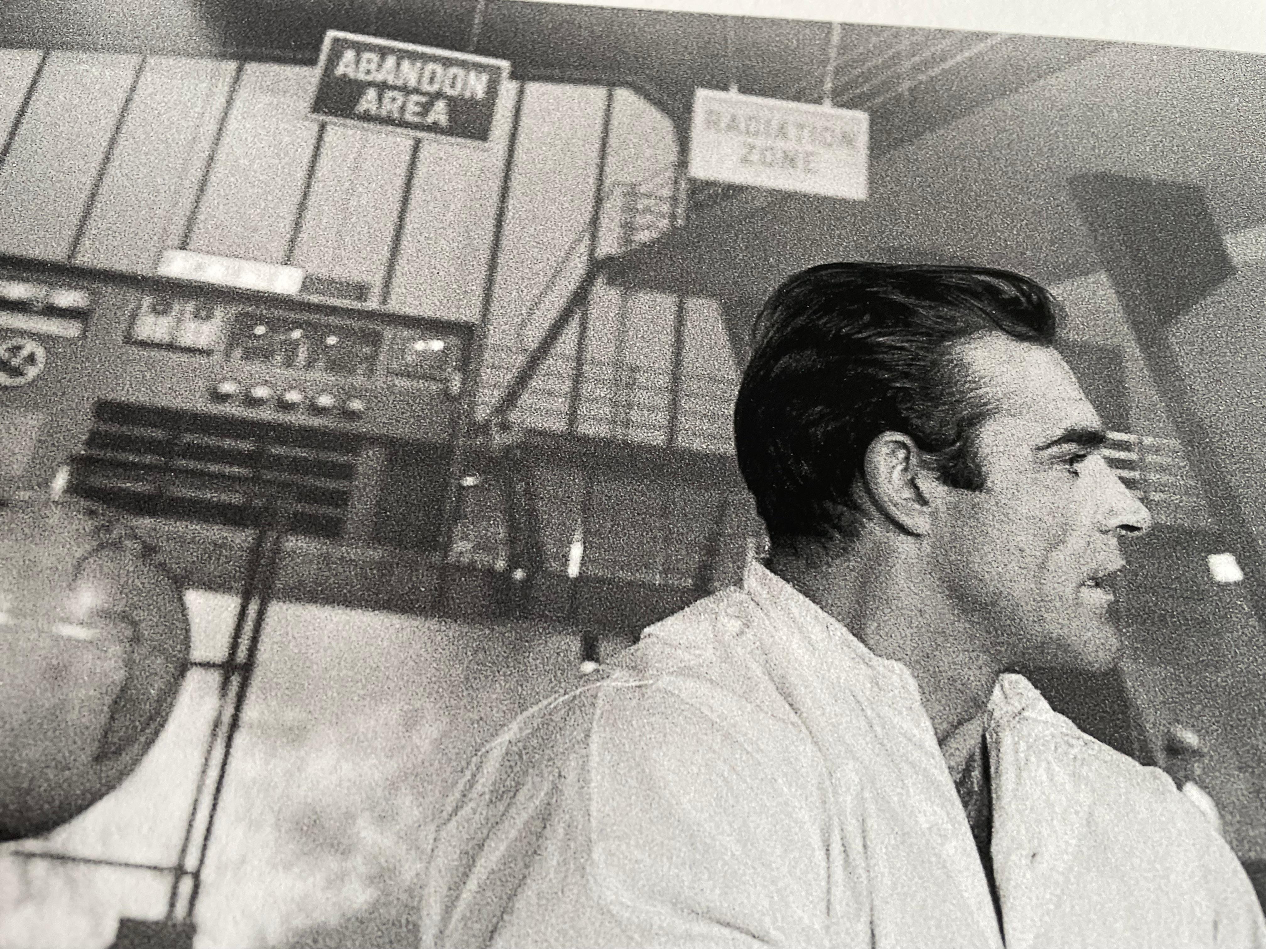 Sean Connery & Ian Fleming am Set von Dr.No b/w Fotografie 17 x25 Zoll im Angebot 4