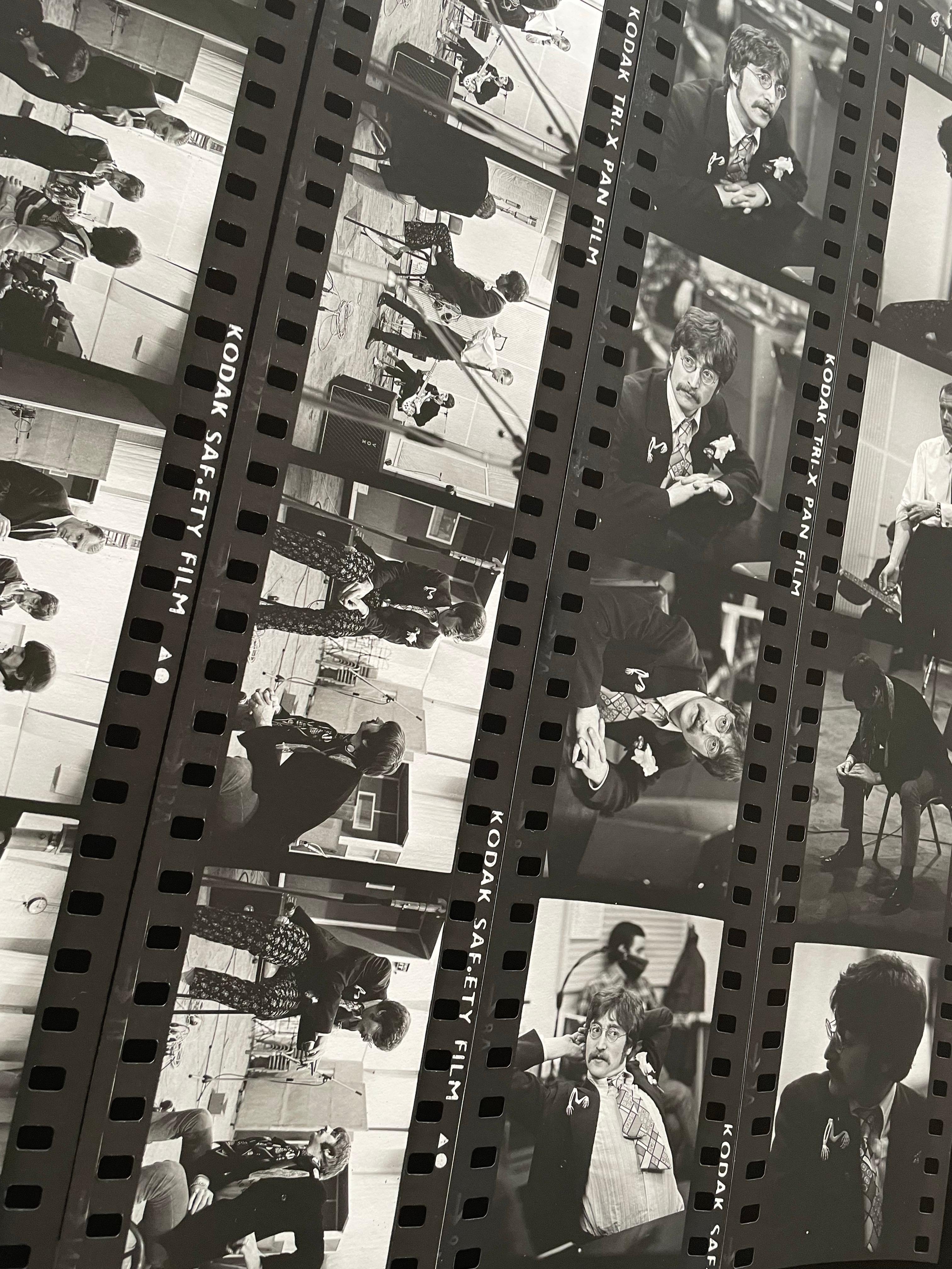 The Beatles a Abbey Rd OVERSIZE Foglio a contatto FONDO fotografia in b/n - Photograph di Frank Herrmann