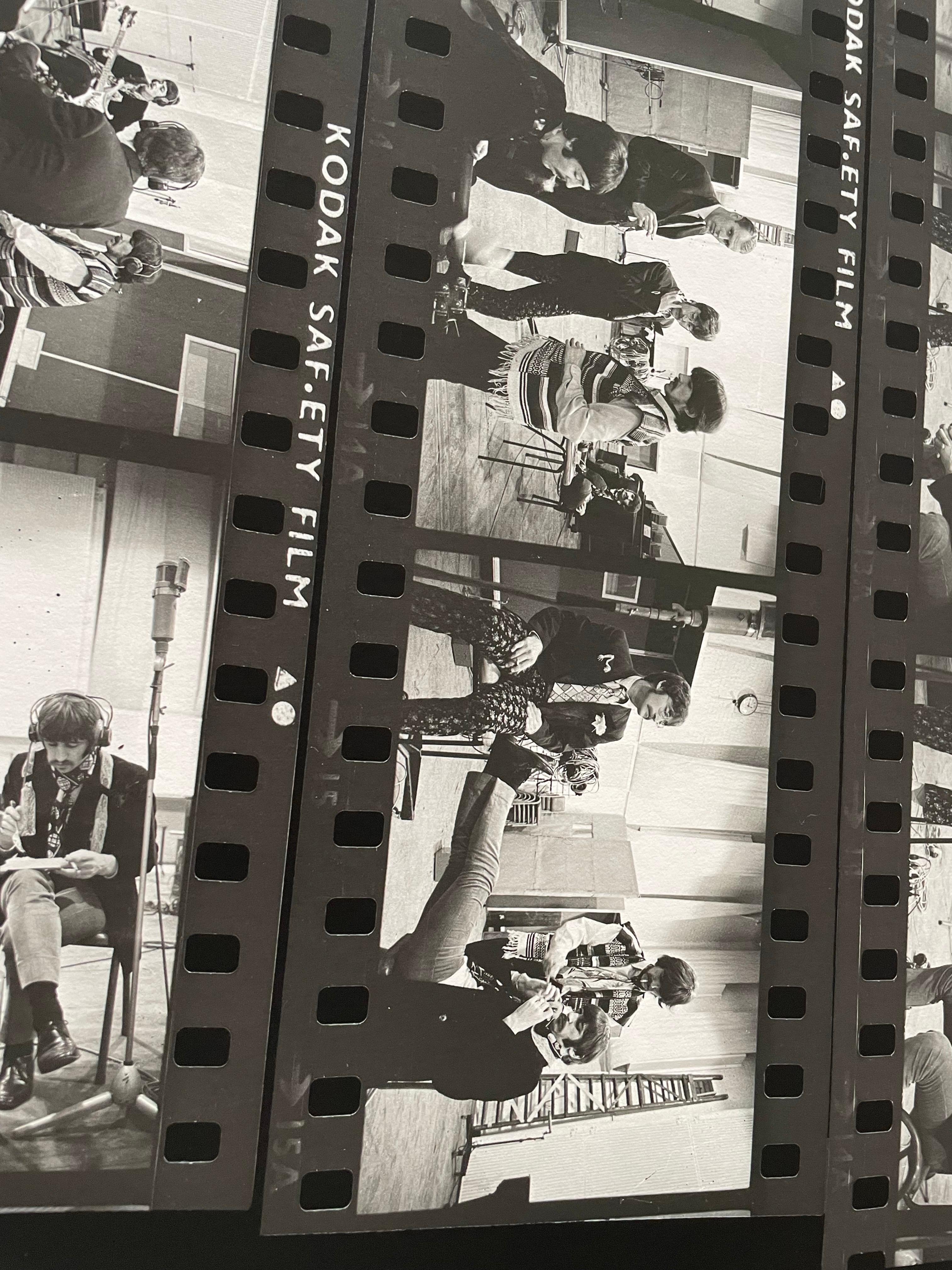 The Beatles a Abbey Rd OVERSIZE Foglio a contatto FONDO fotografia in b/n - Photograph Contemporaneo di Frank Herrmann