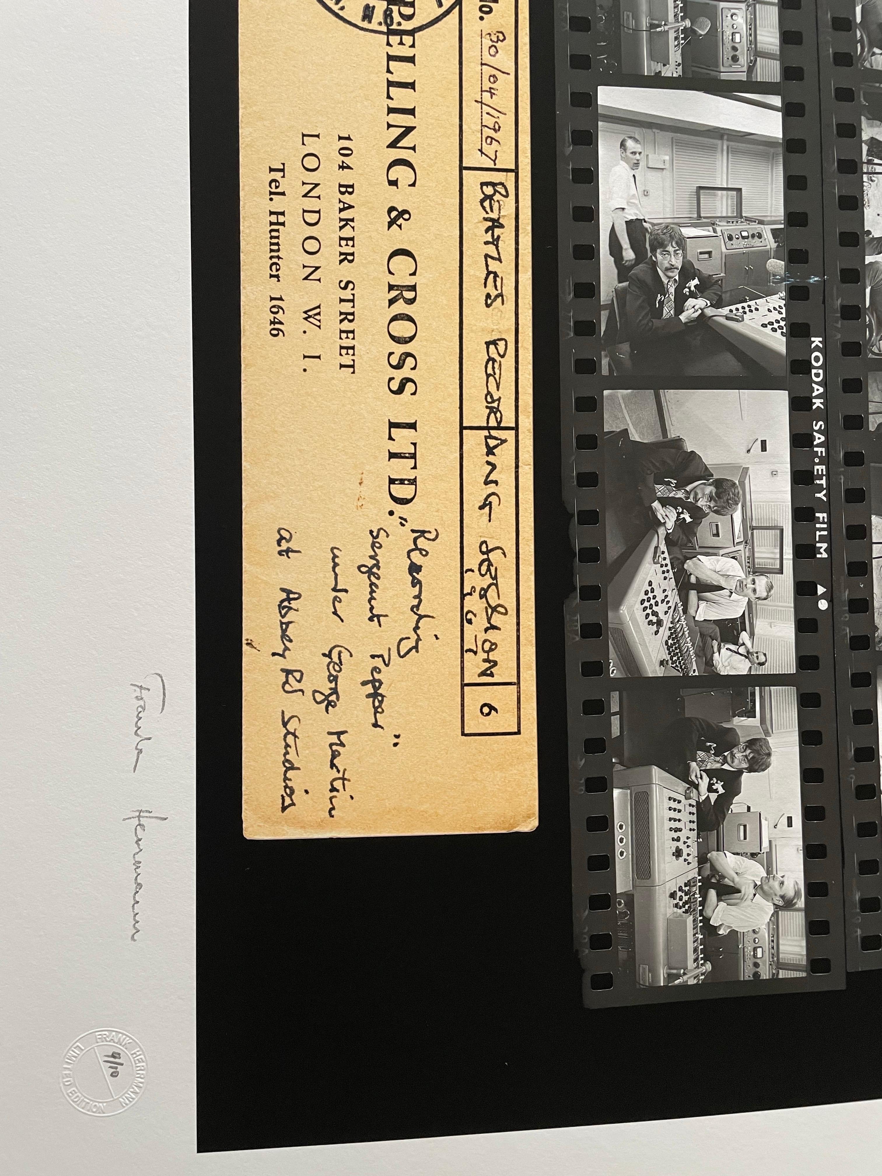 The Beatles a Abbey Rd OVERSIZE Foglio a contatto FONDO fotografia in b/n - Black and White Photograph Nero di Frank Herrmann