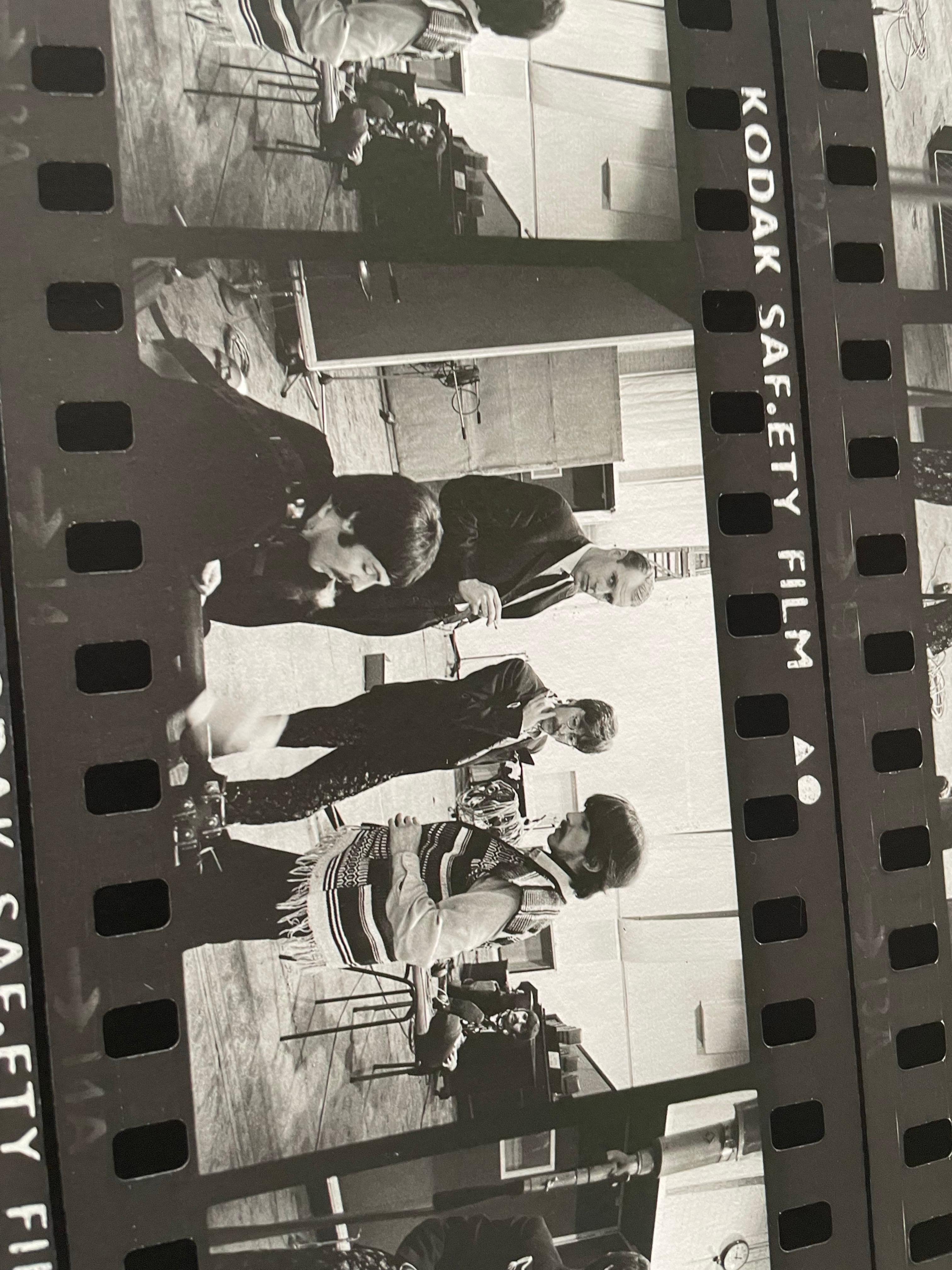 Prima del digitale, quando le fotocamere utilizzavano solo la pellicola, un rullino da 36 veniva elaborato per produrre una striscia di negativi. Il lungo rotolo di negativi veniva poi tagliato in strisce da sei, di solito con cinque o sei