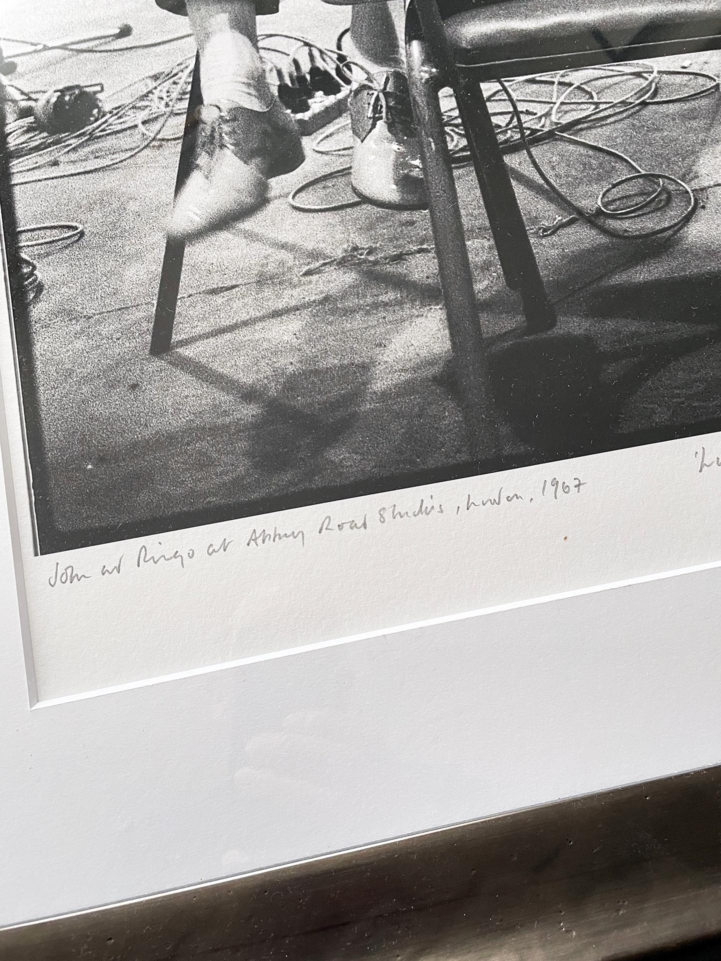 The Beatles ad Abbey Road, 1967 'Lunch' fotografia in b/n su carta - Photograph di Frank Herrmann