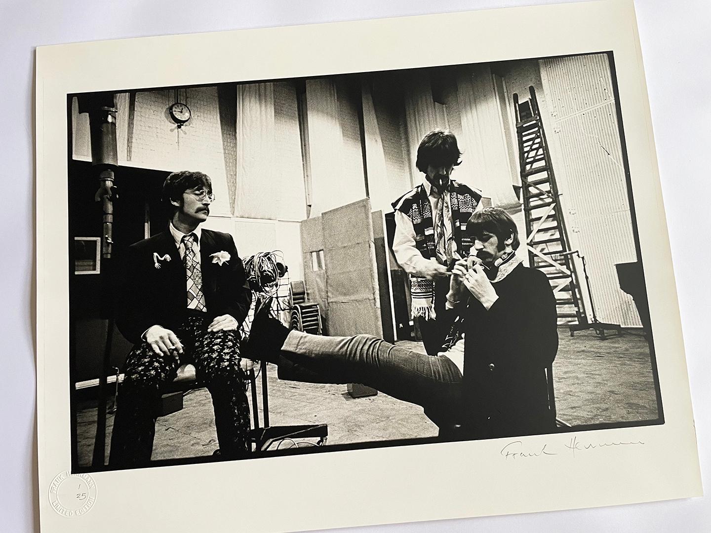 The Beatles in der Abbey Road Fotodruck 1967 (Grau), Black and White Photograph, von Frank Herrmann