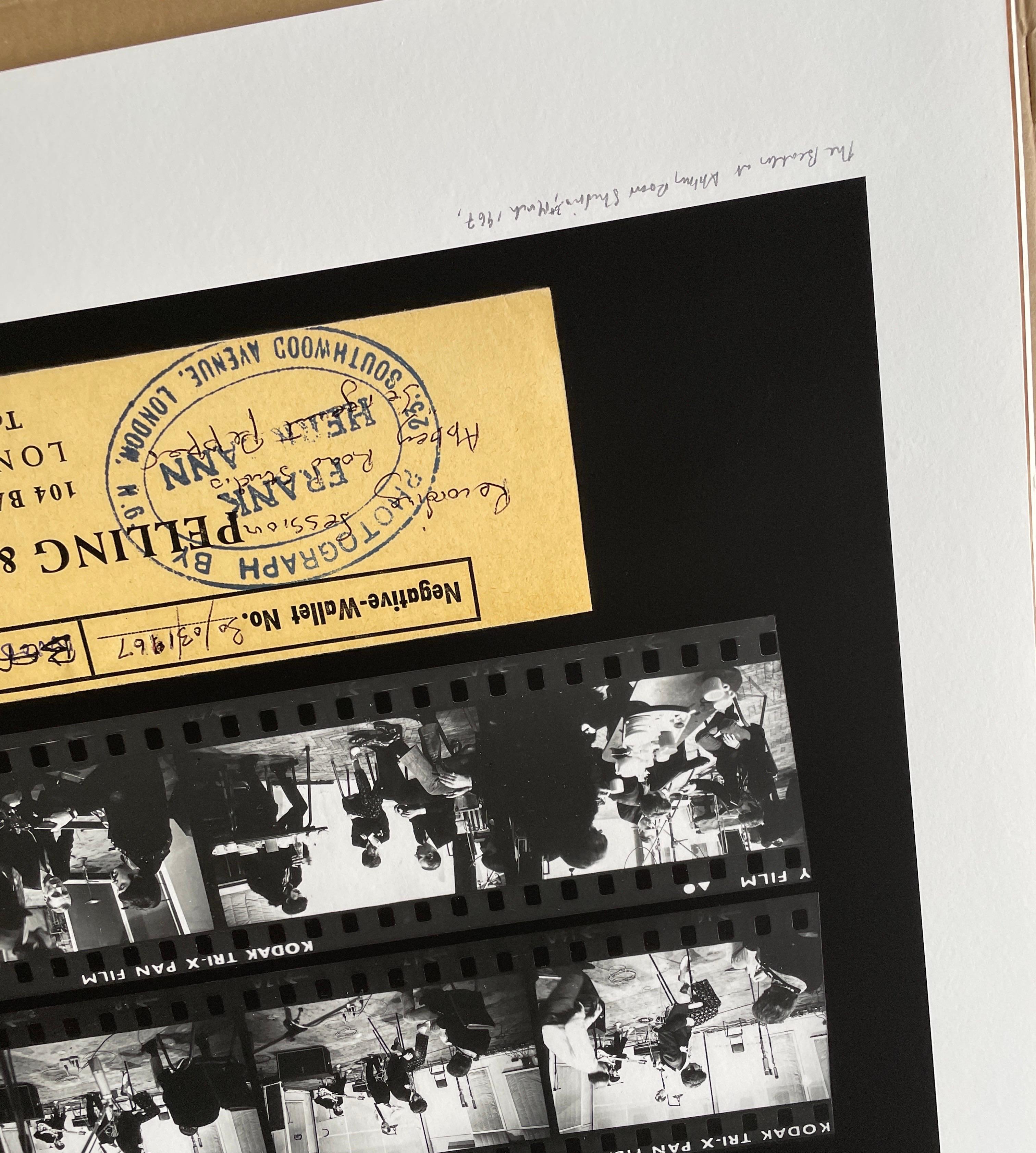 The Beatles ad Abbey Road Londra 1967 b/n in formato gigante LOST - Photograph di Frank Herrmann