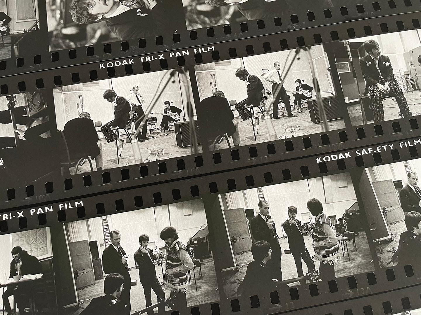 The Beatles übergroßes CONTACT SHEET - FOUND fotografischer s/w-Abzug auf Hannehmuhle (Schwarz), Portrait Photograph, von Frank Herrmann