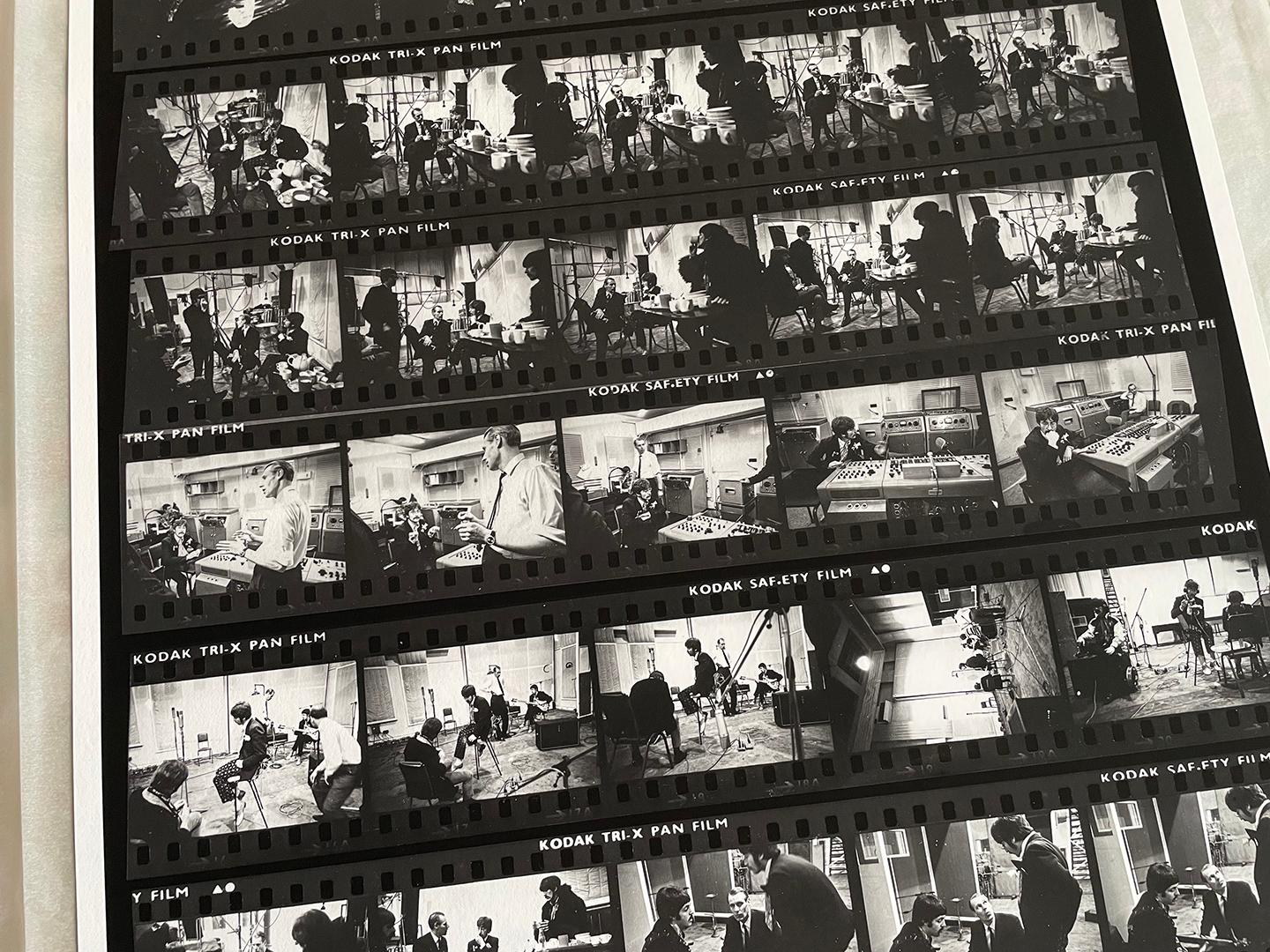 Avant le numérique, lorsque les appareils photo n'utilisaient que des pellicules, un rouleau de 36 était traité pour produire une bande de négatifs. Le long rouleau de négatifs était ensuite découpé en bandes de six, comportant généralement cinq ou