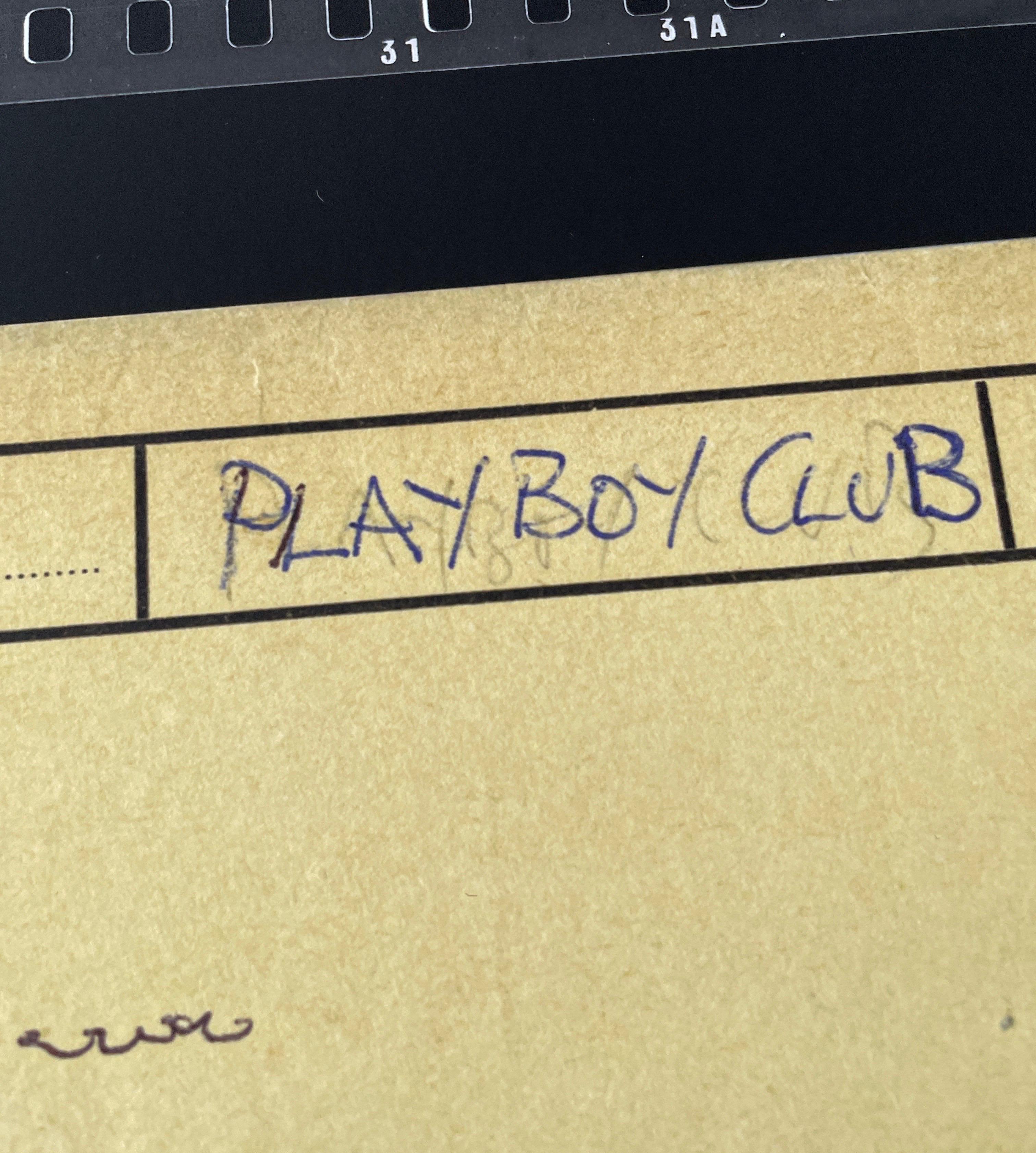 The Playboy Club Fiche de contact n/b surdimensionnée - Photograph de Frank Herrmann