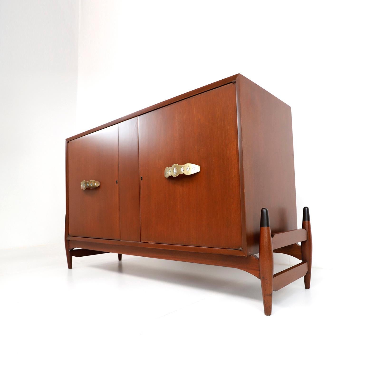 If you are searching for a piece that represents the most iconic and amazing Mexican Modernist era, we have for you this rare Frank Kyle Credenza, made in top quality mahogany wood with excellent workmanship, circa 1950. The 2 beautiful pulls are