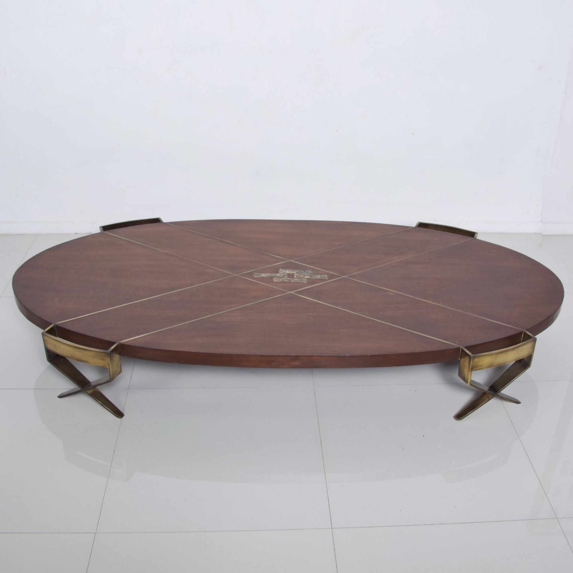 Fabulous Frank Kyle X mahogany wood and bronze oval coffee table with Pepe Mendoza artwork precious trim detail, Mexico, 1960s
Mahogany wood oval shape on patinated bronze X-legs. Pepe Mendoza center decorations in bronze and abalone or mother of