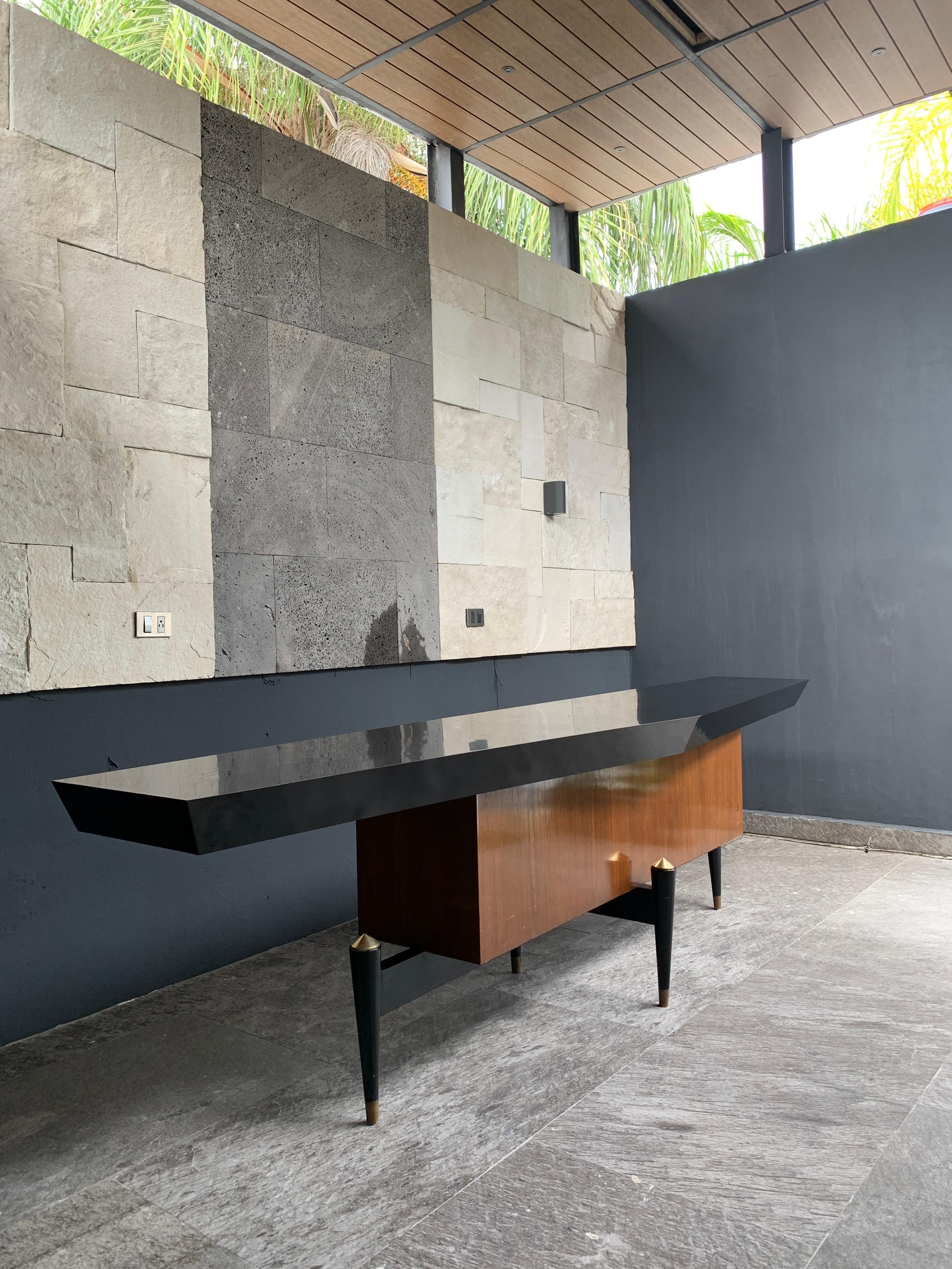 For your consideration, spectacular 10-foot-long bar from the late 1950s by sculptor and designer Frank B. Kayle.
For more detailed photographs of the piece, just request them, it will be a pleasure.