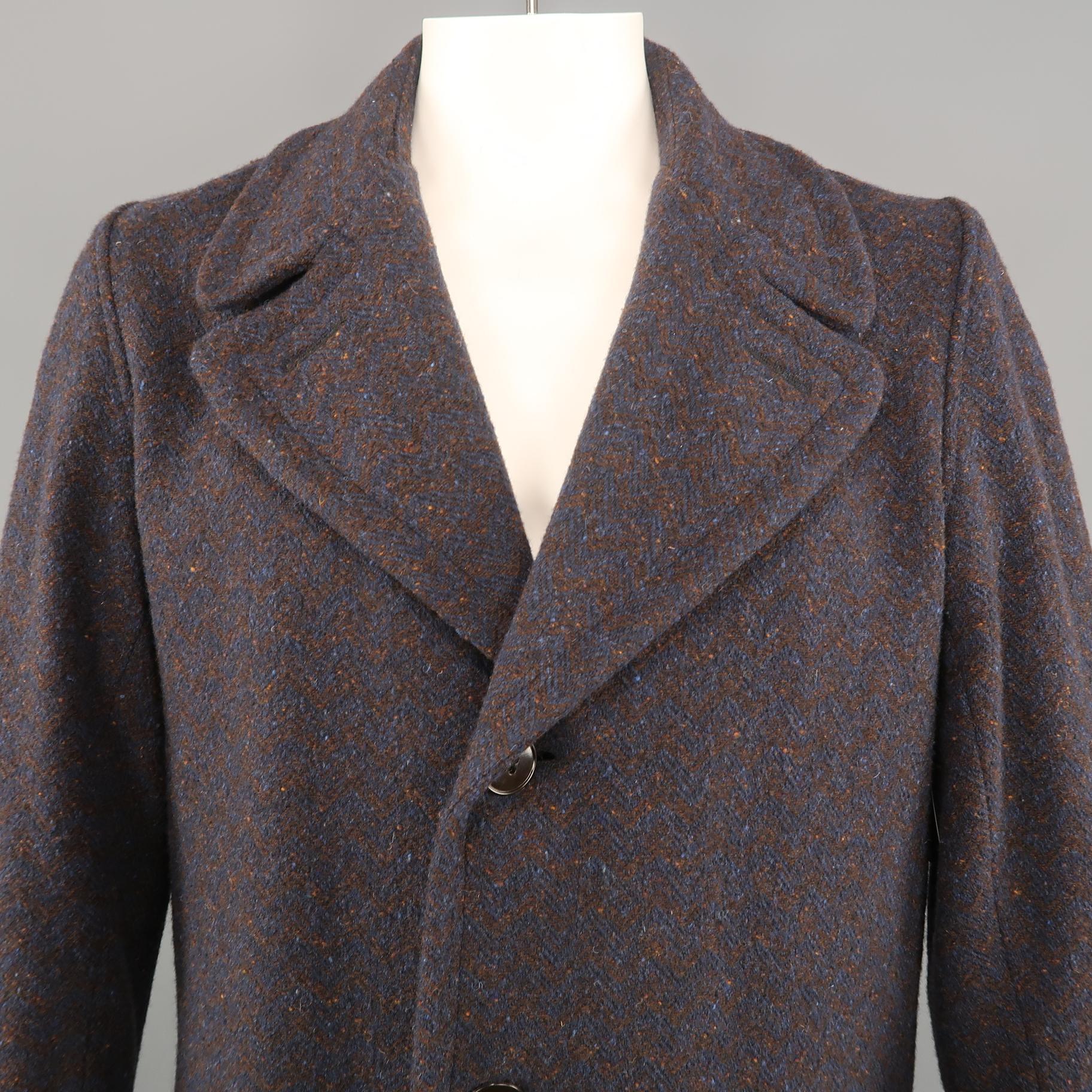 FRANK LEDER coat comes in a navy & brown heather wool with a full olive liner featuring a oversized style, notch lapel, flap pockets, and a buttoned closure. Comes with tags.

Excellent Pre-Owned Condition.
Marked: M

Measurements:

Shoulder: 17.5