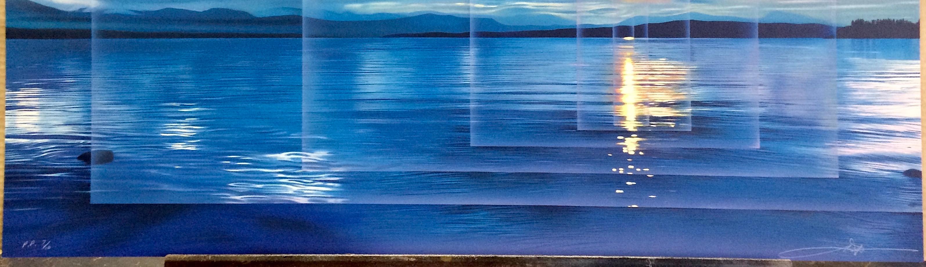 CALM Litografia firmata, paesaggio acquatico blu, tramonto, sole giallo, nuvole in vendita 2
