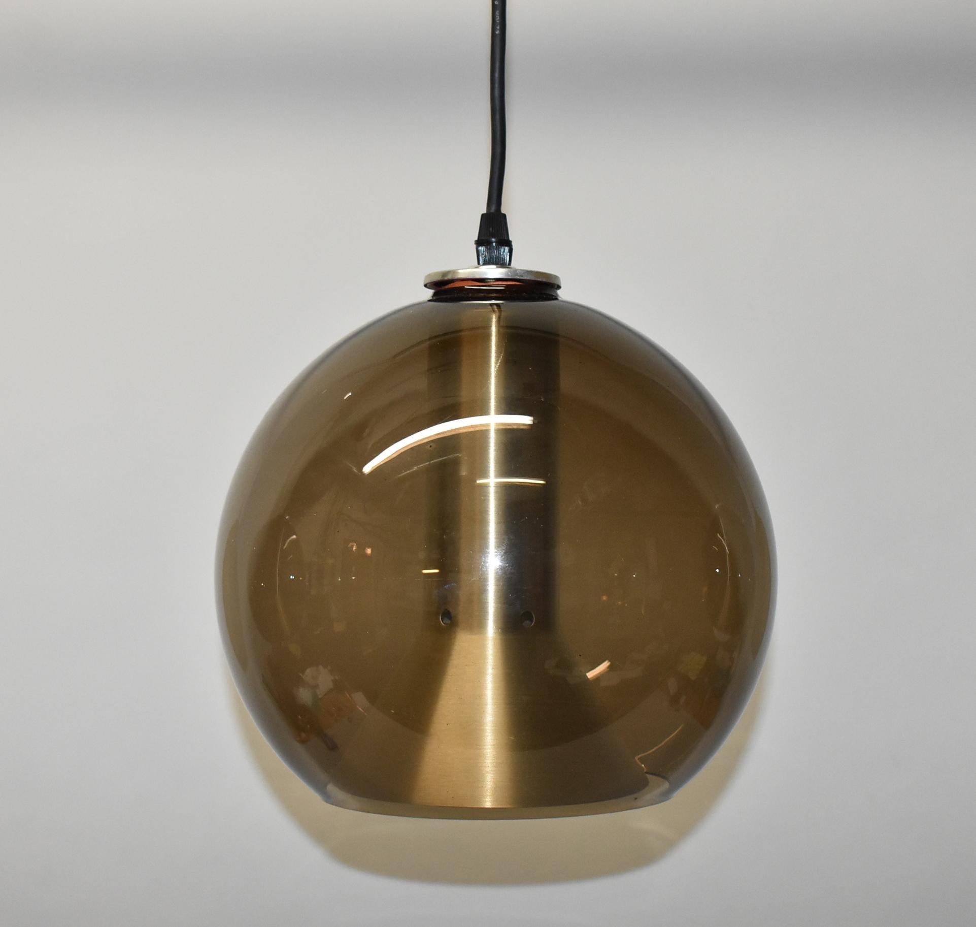 Mid-Century Modern Frank Ligtelijn for RAAK Amsterdam Bar Light Fixture with Smoke Globe Pendants (luminaires de bar avec pendentifs en forme de globe) en vente