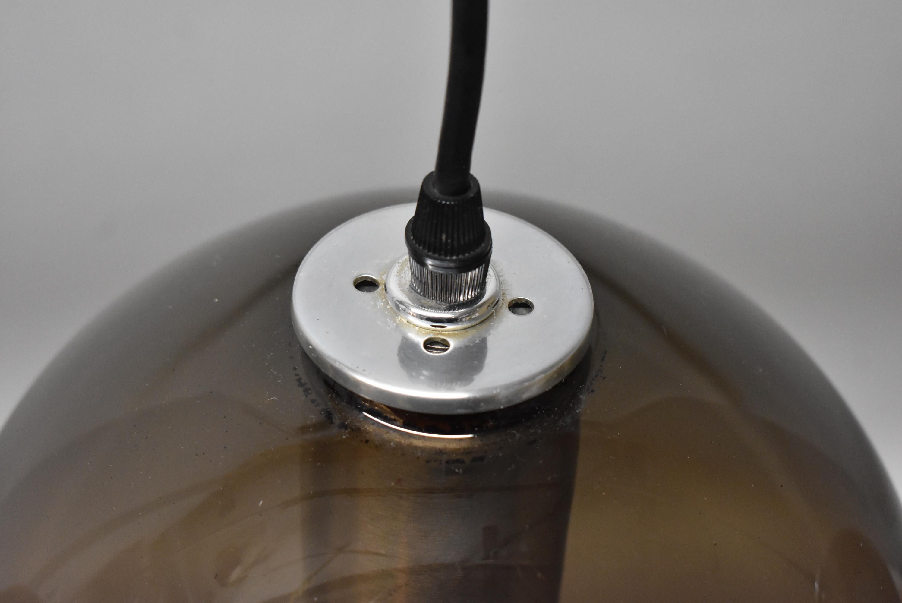 20ième siècle Frank Ligtelijn for RAAK Amsterdam Bar Light Fixture with Smoke Globe Pendants (luminaires de bar avec pendentifs en forme de globe) en vente