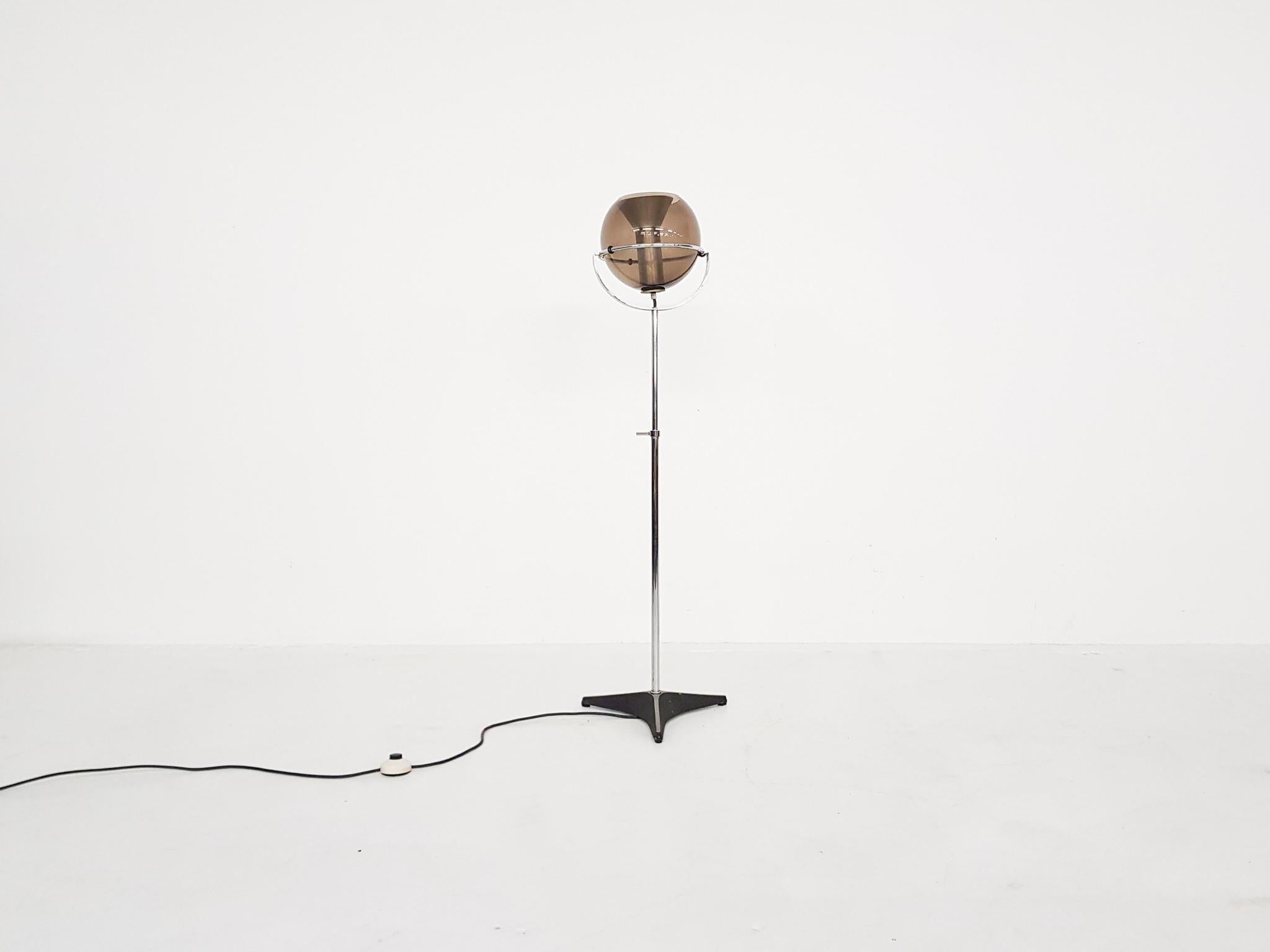 Beautiful floor lamp from RAAK. The floor lamp features a glass globe on a metal stand. Because the globe rests in the Stand, it can positioned in various angles. The metal stem is adjustable in height.
RAAK was a Dutch lighting manufacturer from