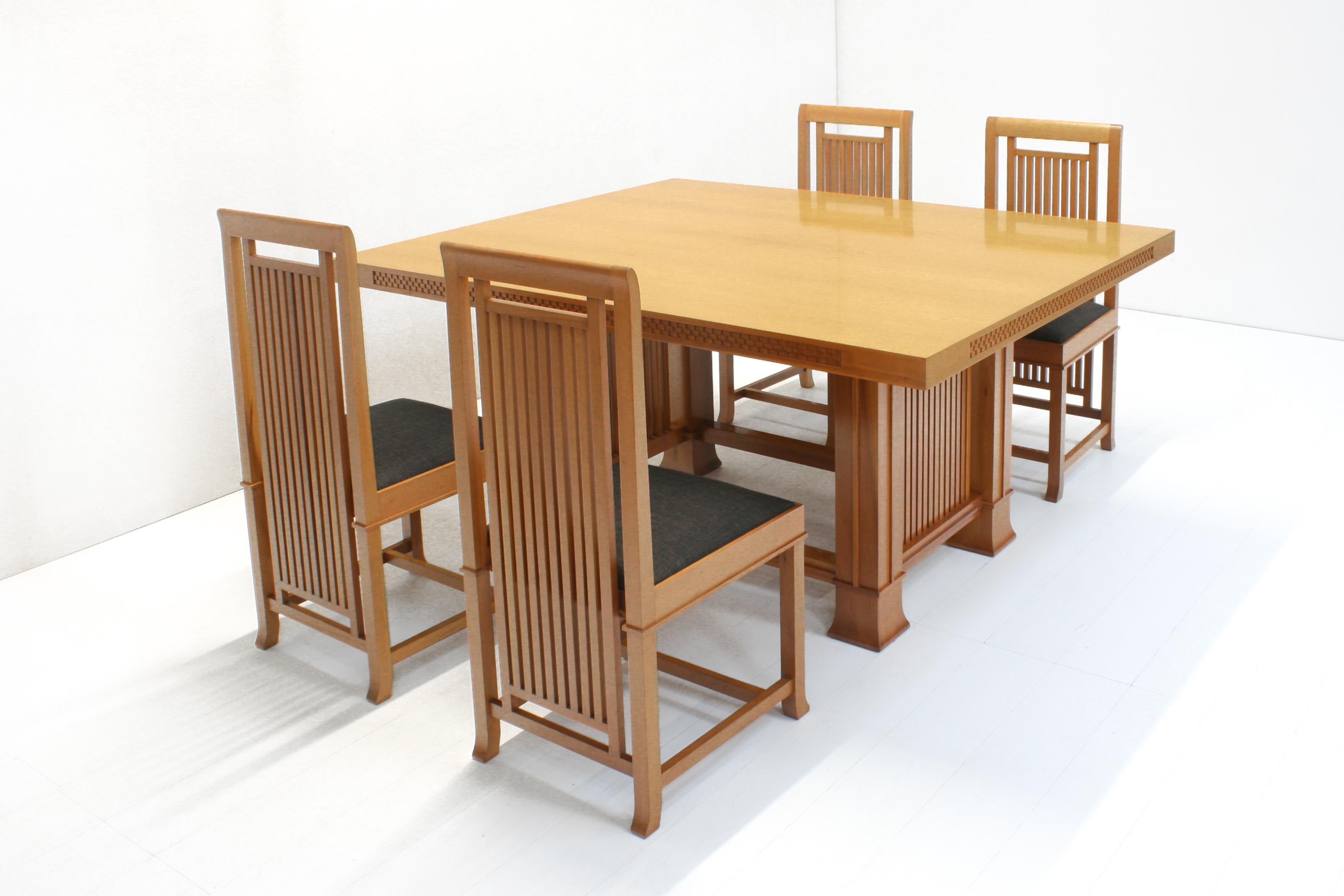 La table 615 Husser a été conçue par Frank Lloyd Wright en 1899 pour la Joseph W. Husser House à Chicago, dans l'Illinois.
La chaise 614 Coonley a été conçue par Frank Lloyd Wright en 1907 pour la maison Avery Coonley à Riverside, dans