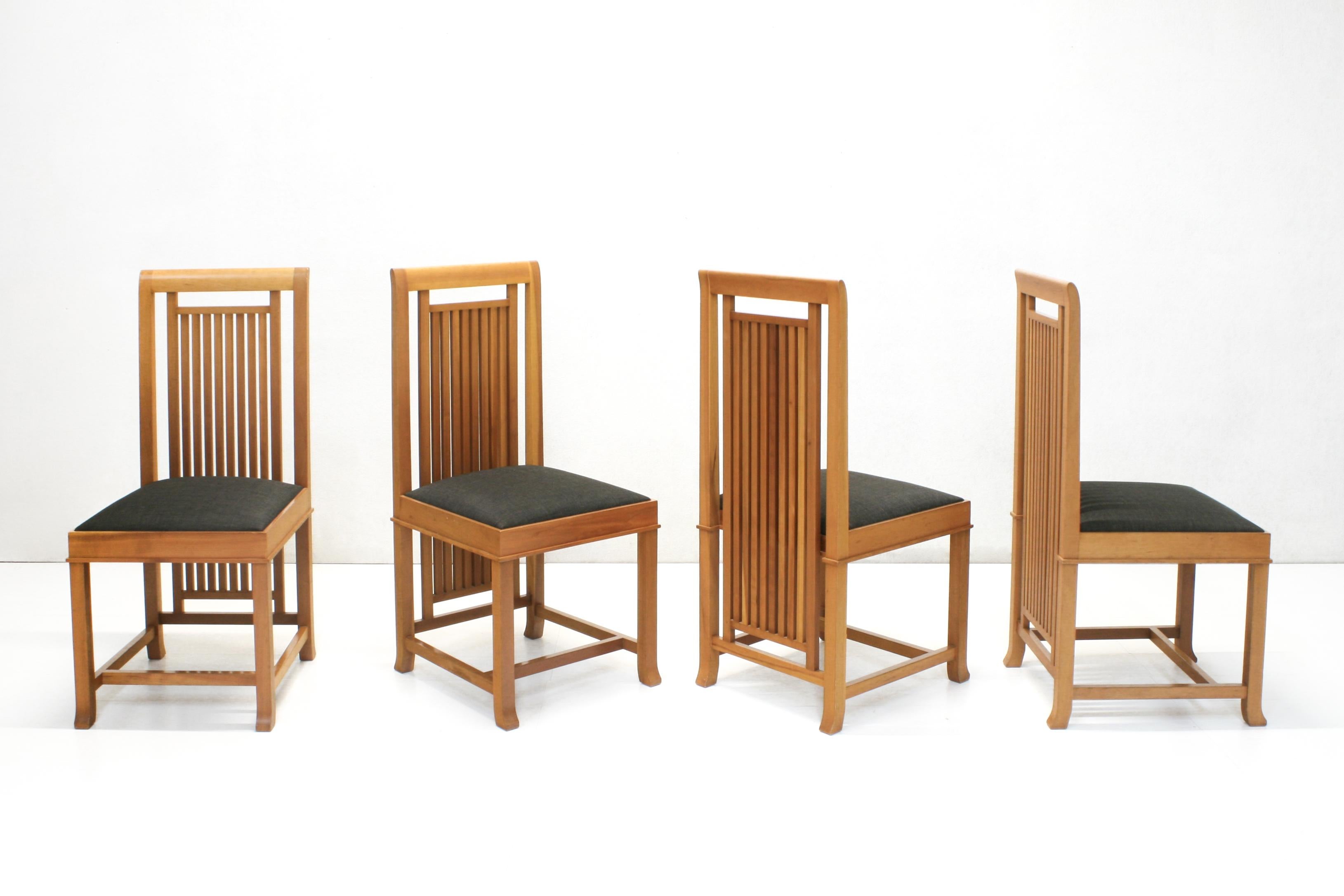 Arts and Crafts Frank Lloyd Wright Dining Set - Husser Table & 4 Coonley Chairs, Cassina 1992 For Sale