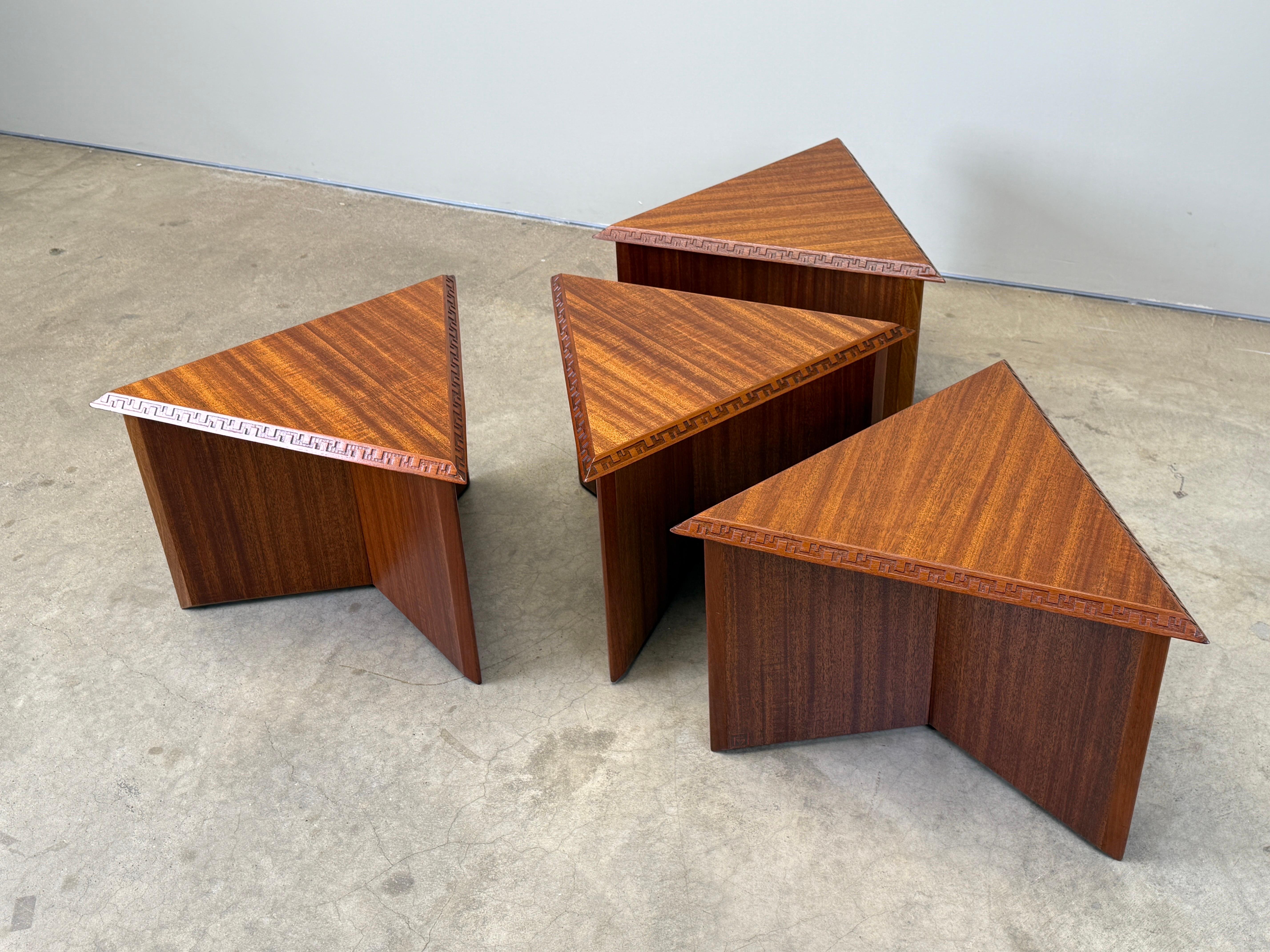 Frank Lloyd Wright für Henredon Mahagoni Dreieckiger Beistelltisch Modell 452. 
Einzelverkauf. 