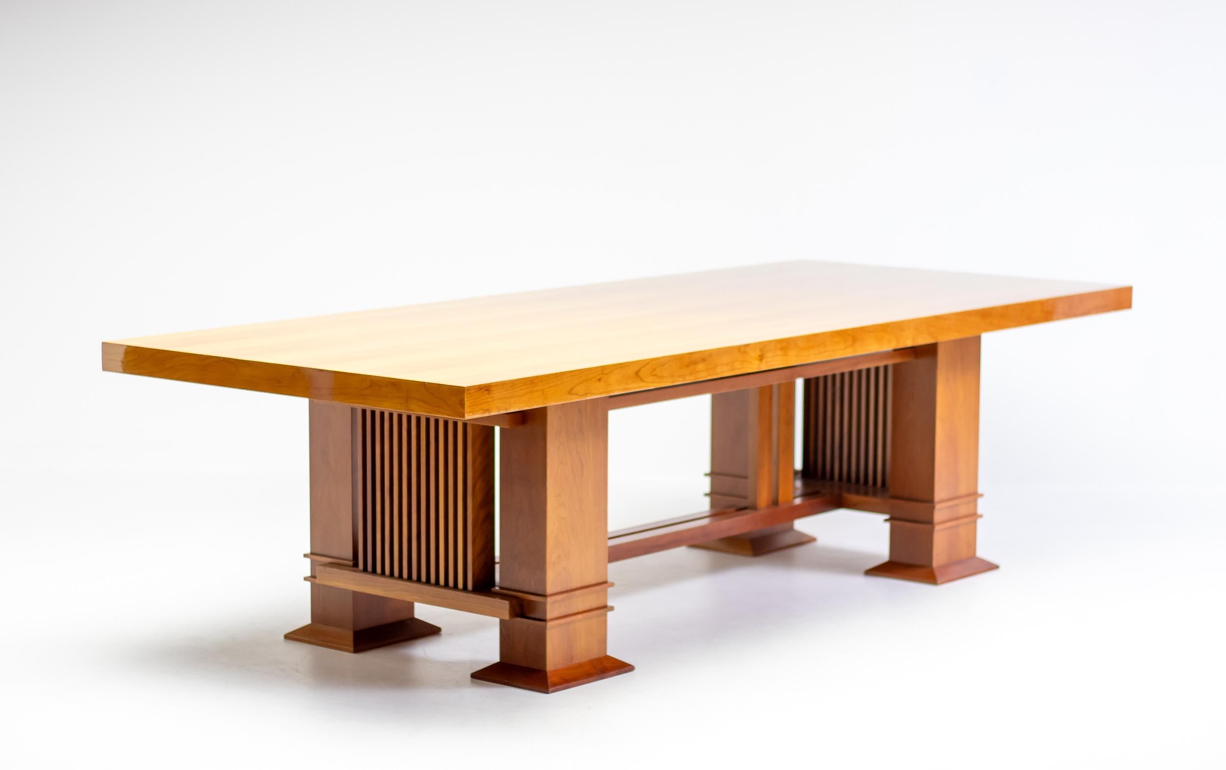 Rare table 605 Allen en merisier, conçue en 1917 par Frank Lloyd Wright et fabriquée par Cassina.
Marquée du cachet Cassina, d'un numéro de série précoce et de la signature de Frank Lloyds, réalisée au cours de la première année de production, en