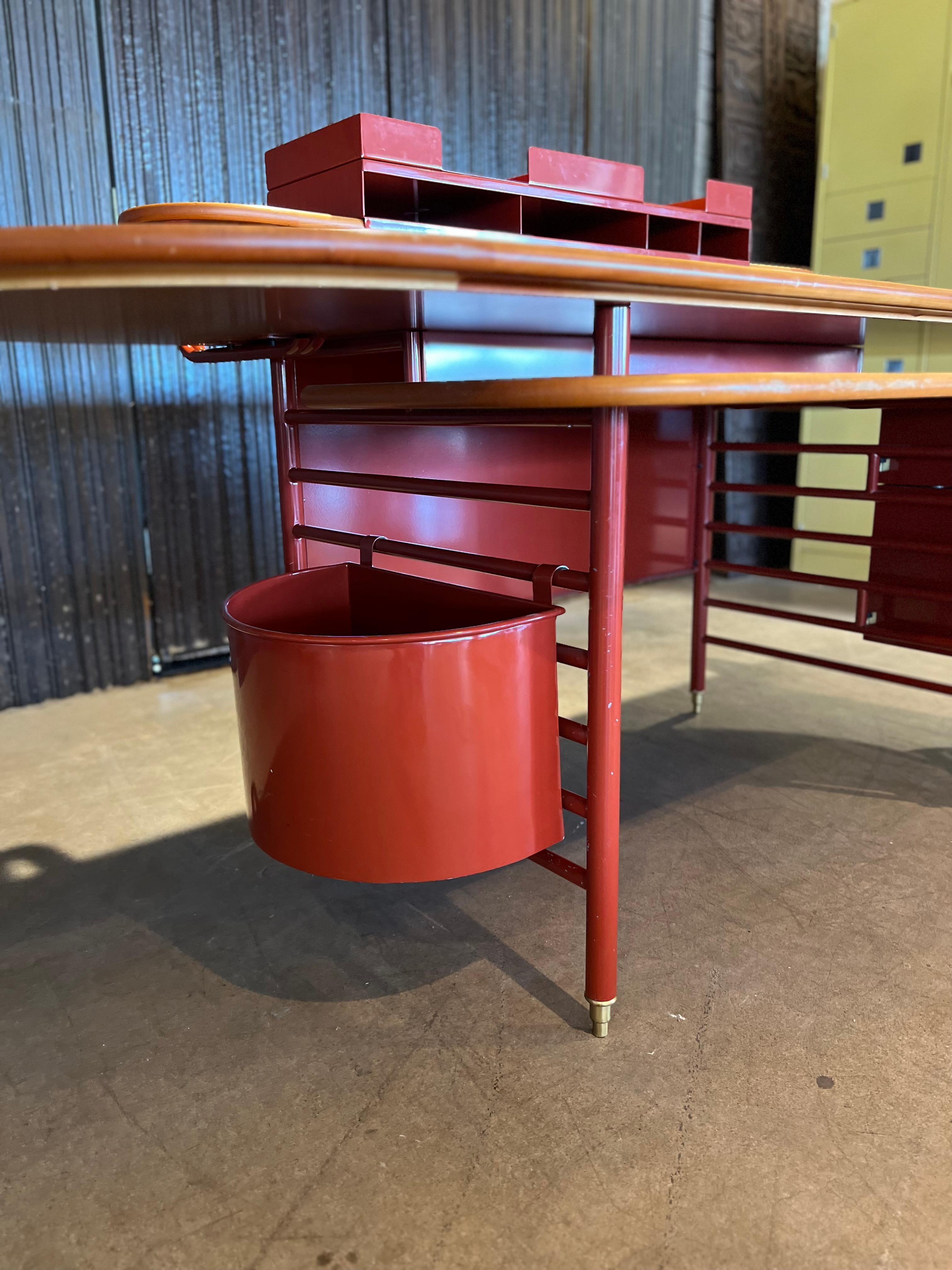 Mid-Century moderno Frank Lloyd Wright S.C. Scrivania Johnson 617 su licenza di Cassina in vendita