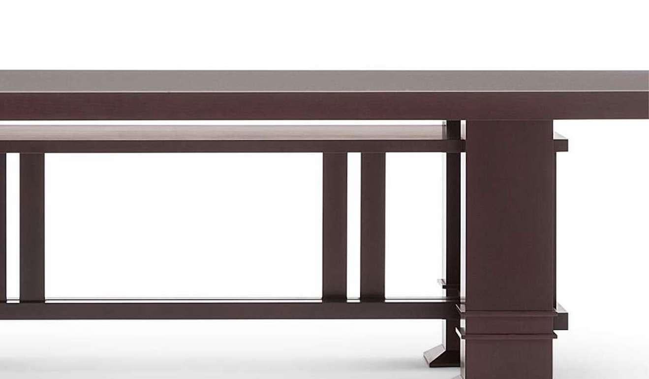 Von Frank Lloyd Wright 1917 entworfener Tisch, der 1986 neu aufgelegt wurde. Hergestellt von Cassina in Italien. Der angegebene Preis gilt für das auf dem ersten Bild abgebildete Stück. Die Preise variieren je nach MATERIAL/Holzart des Tisches.