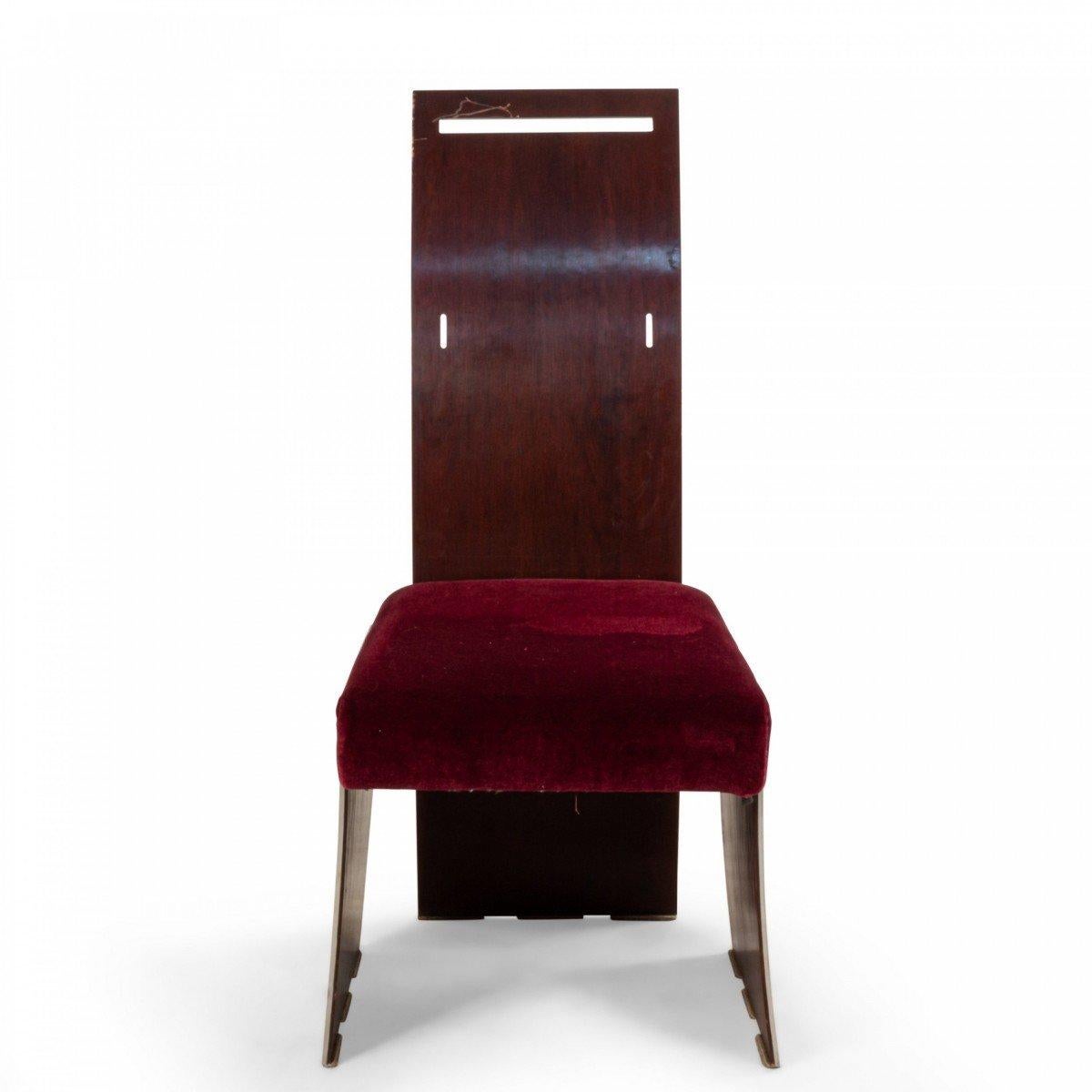 Ensemble de 16 chaises de salle à manger de style américain des années 1940 (design Frank Lloyd Wright) en acajou et métal de forme géométrique avec un haut dossier et des bras évasés avec un siège tapissé. (12 bras 4 côtés)
