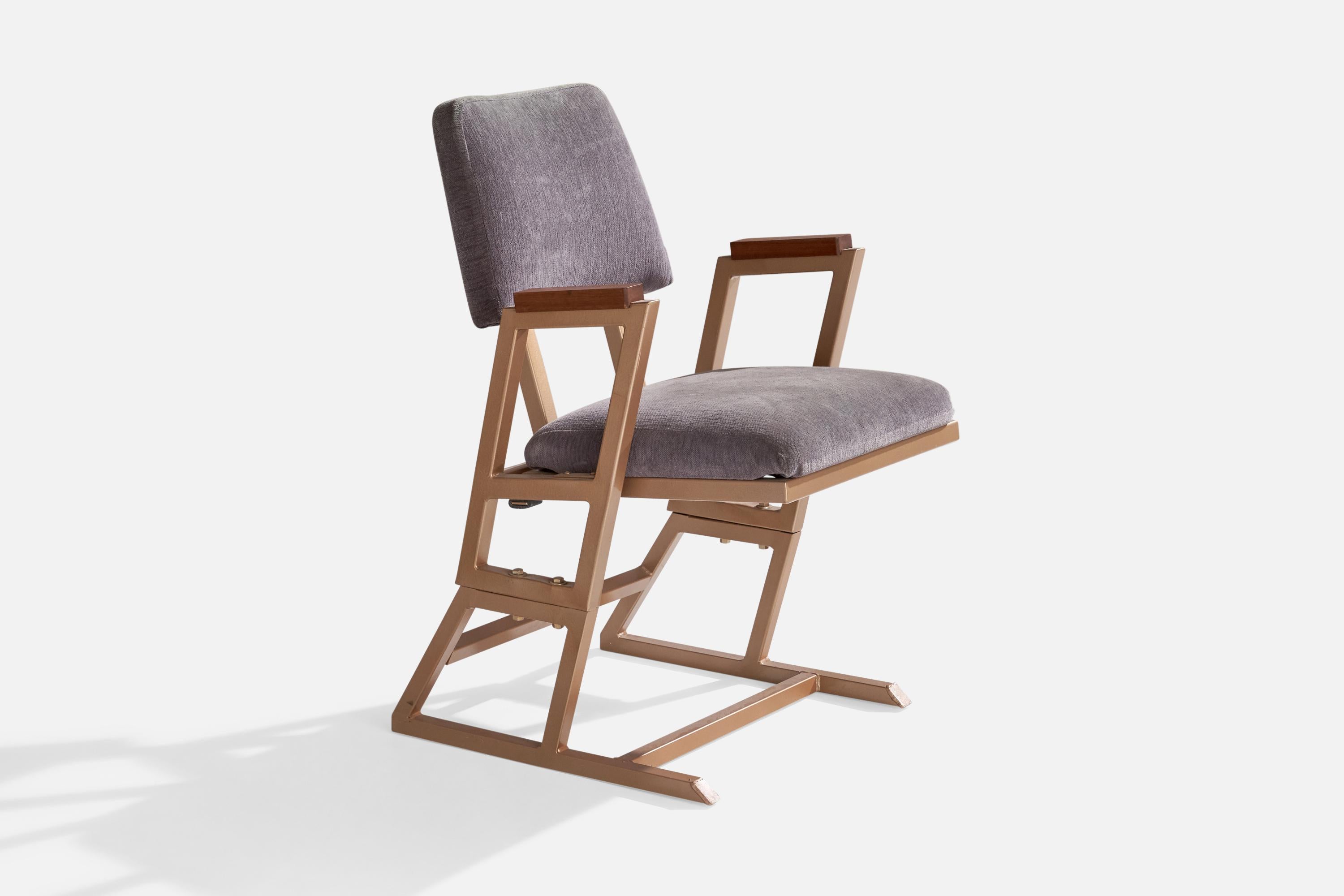 Fauteuil en métal laqué, bois et tissu gris conçu par Frank Lloyd Wright pour le théâtre de Kalita Humphreys, c.C. 1955.

Provenance : Théâtre Kalita Humphreys, Dallas, Texas, 1955. Bâtiment construit en 1959.

Dimensions : 33,5
