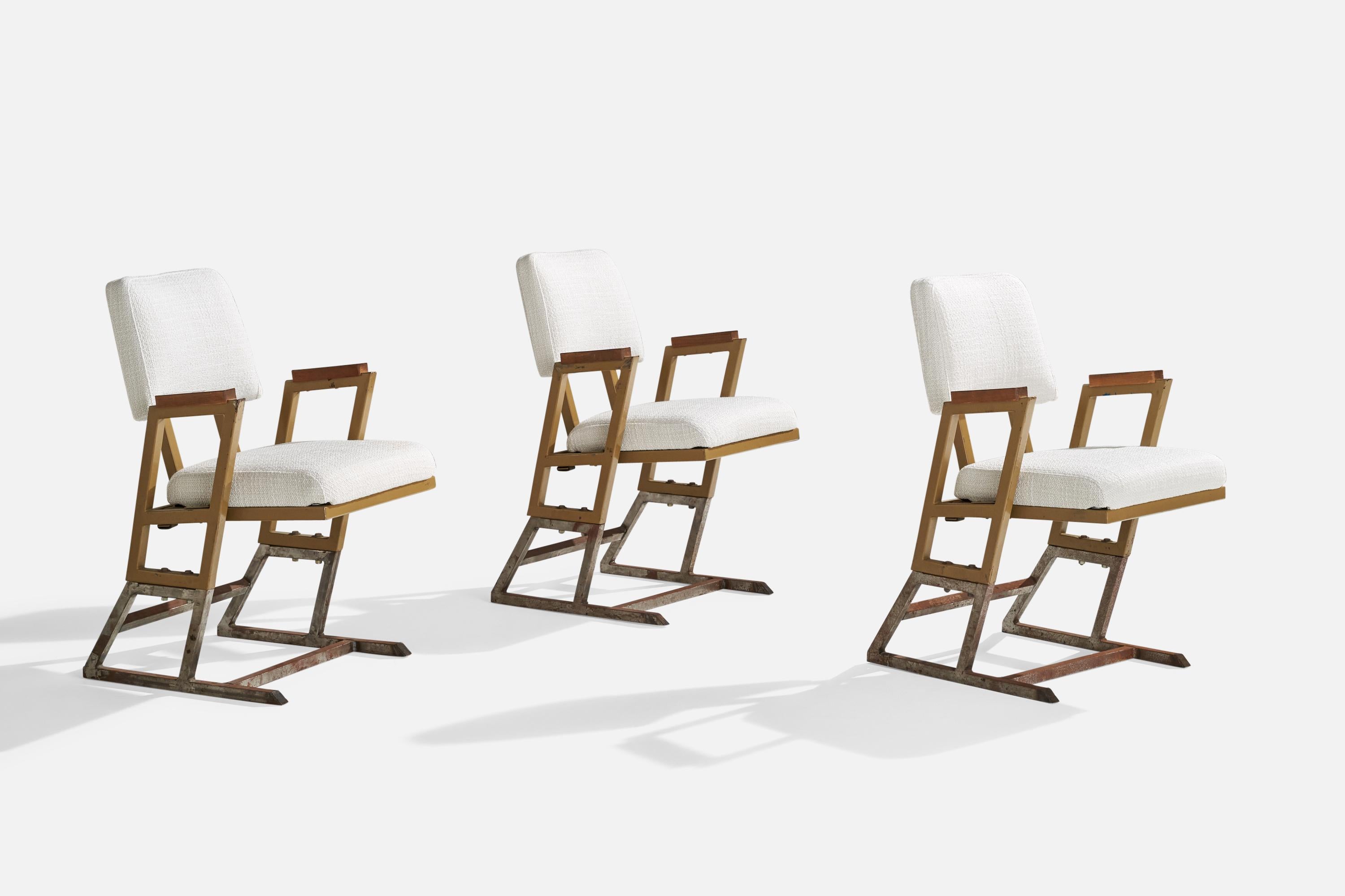 3 Sessel oder Beistellstühle aus lackiertem Metall, Holz und weißem Stoff, entworfen und hergestellt von Frank Lloyd Wright für das Kalita Humphreys Theater, um 1955.

Provenienz: Kalita Humphreys Theater, Dallas, Texas, 1955. Das Gebäude wurde 1959