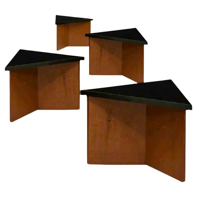 Frank Lloyd wright, Arnold house set of modular side tables, Triangular, 1954. Vier Tische können zusammen als Couchtisch, zwei oder drei Beistelltische oder natürlich auch unabhängig voneinander verwendet werden. Diese wurden 1955 von Frank Lloyd