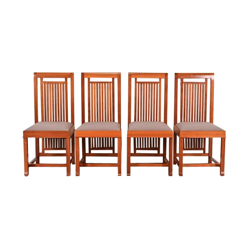 Juego de cuatro sillas de comedor de madera de cerezo Frank Lloyd Wright Arts 
Crafts