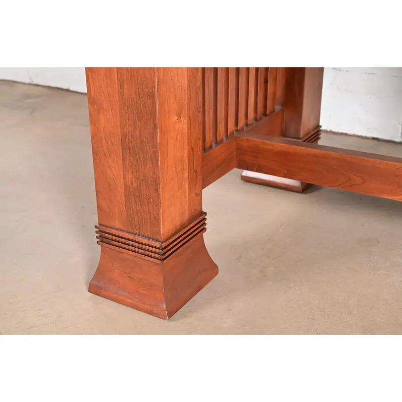 Mesa de comedor extensible Arts & Crafts Frank Lloyd Wright, recién acabada en venta 5