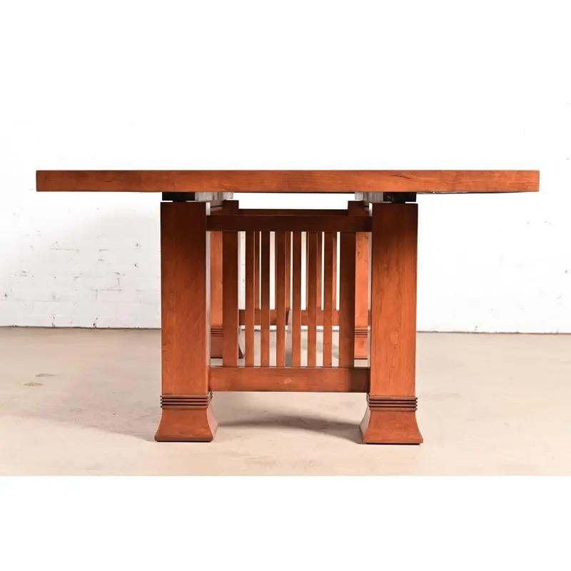 Mesa de comedor extensible Arts & Crafts Frank Lloyd Wright, recién acabada en venta 6