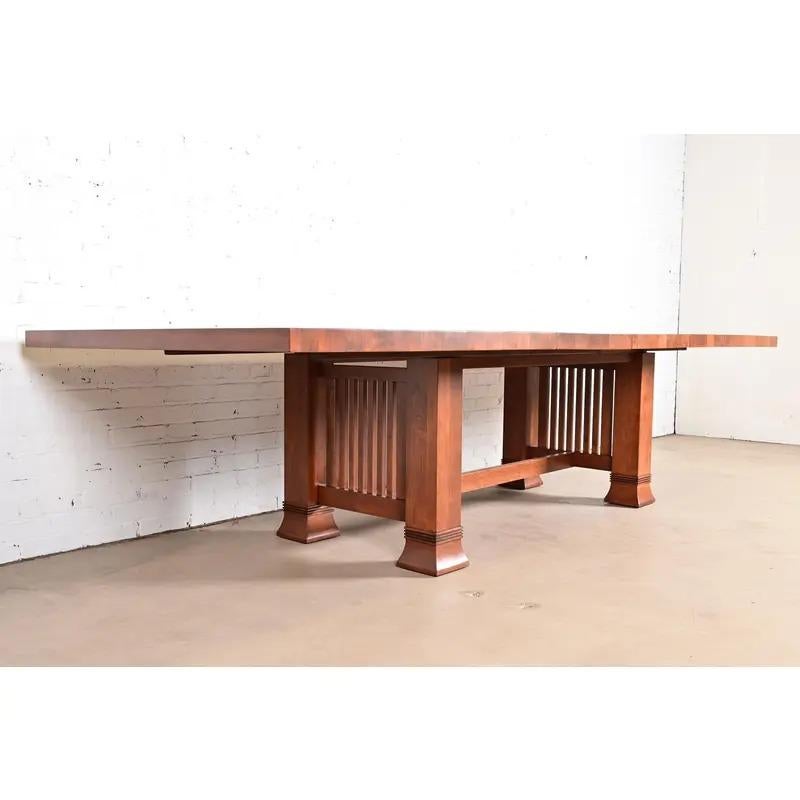 Mesa de comedor extensible Arts & Crafts Frank Lloyd Wright, recién acabada en Bueno estado para la venta en South Bend, IN