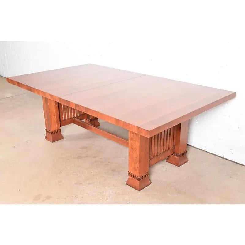 Mesa de comedor extensible Arts & Crafts Frank Lloyd Wright, recién acabada en venta 2