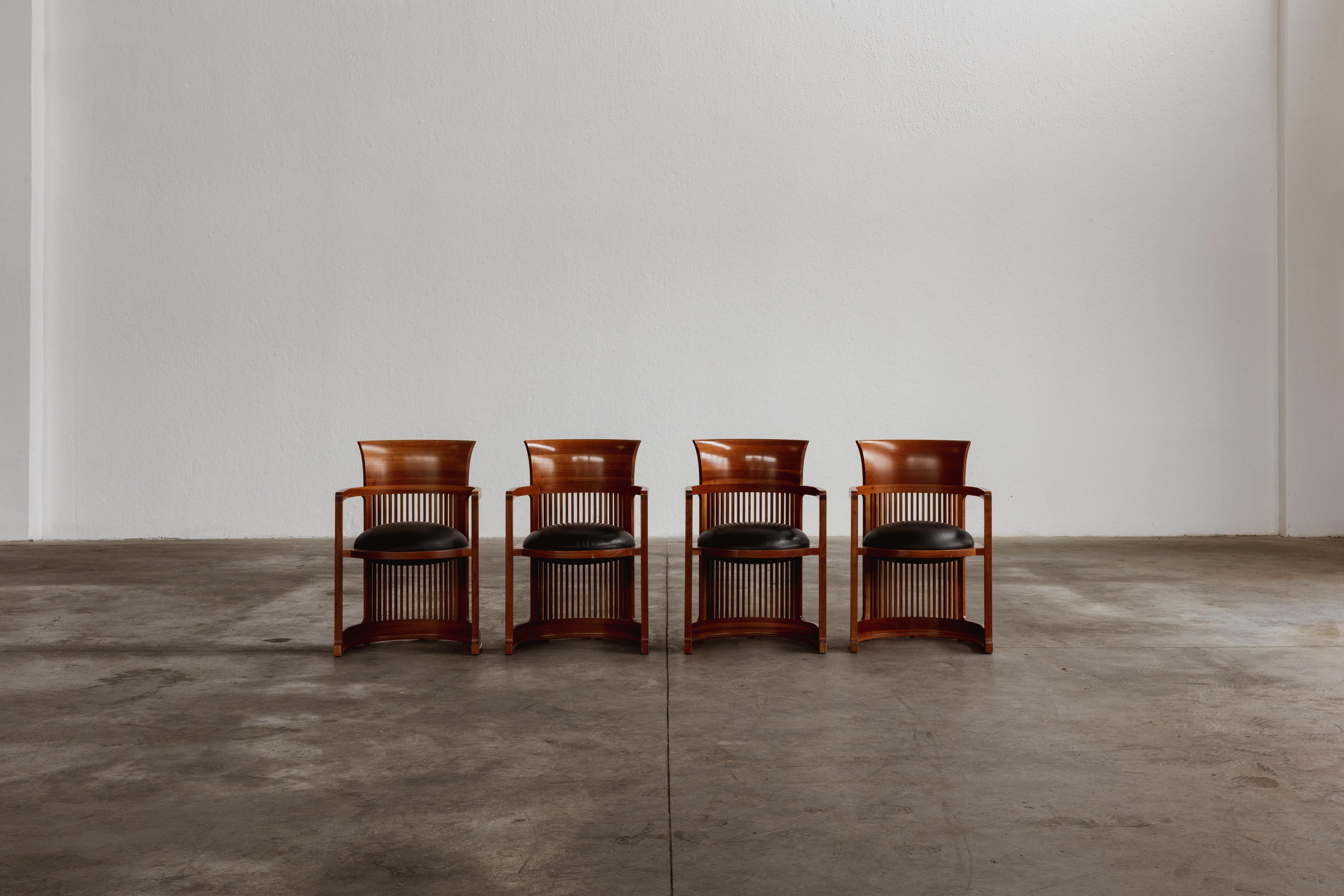 Milieu du XXe siècle Chaises Barrel de Frank Lloyd Wright pour Cassina, 1937, ensemble de 4 pièces en vente