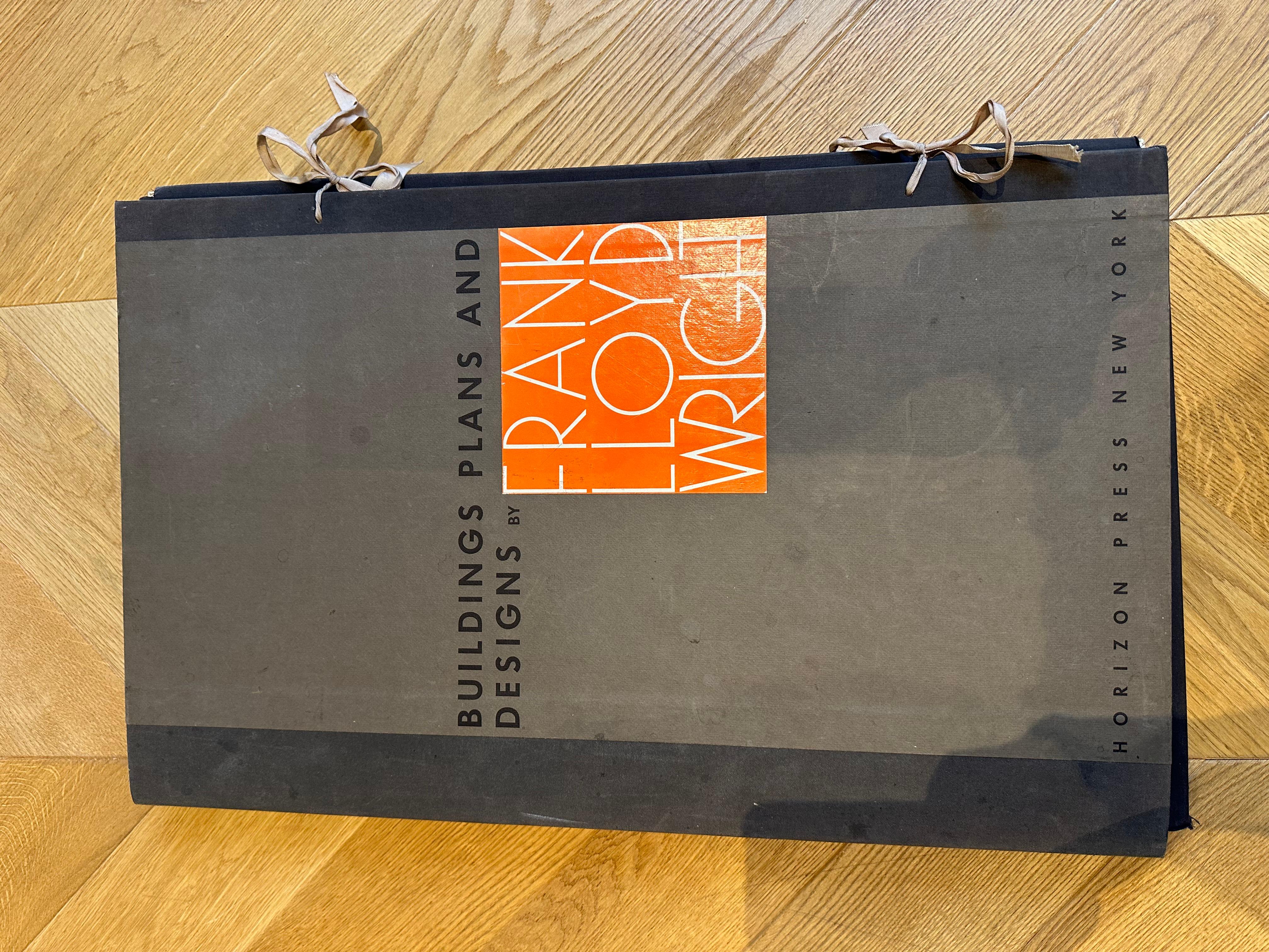 Dies ist eine riesige Broschüre (25,75 X 16 Zoll): Frank Lloyd Wright Gebäude, Pläne und Entwürfe. 96 Großformatige Plattenzeichnungen und Pläne auf hochwertigem Velinpapier von Frank Lloyd Wright, alle lose wie ausgestellt in Leinen und