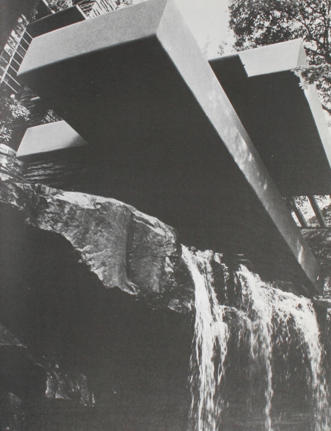 Frank Lloyd Wright (20th Century Masters Series) par MarCo Dezzi Bardeschi. Couverture rigide avec jaquette. 94 pages. 44 illustrations en couleur sur des planches recto-verso et 33 illustrations en noir et blanc. Un regard sur la vie et l'œuvre du