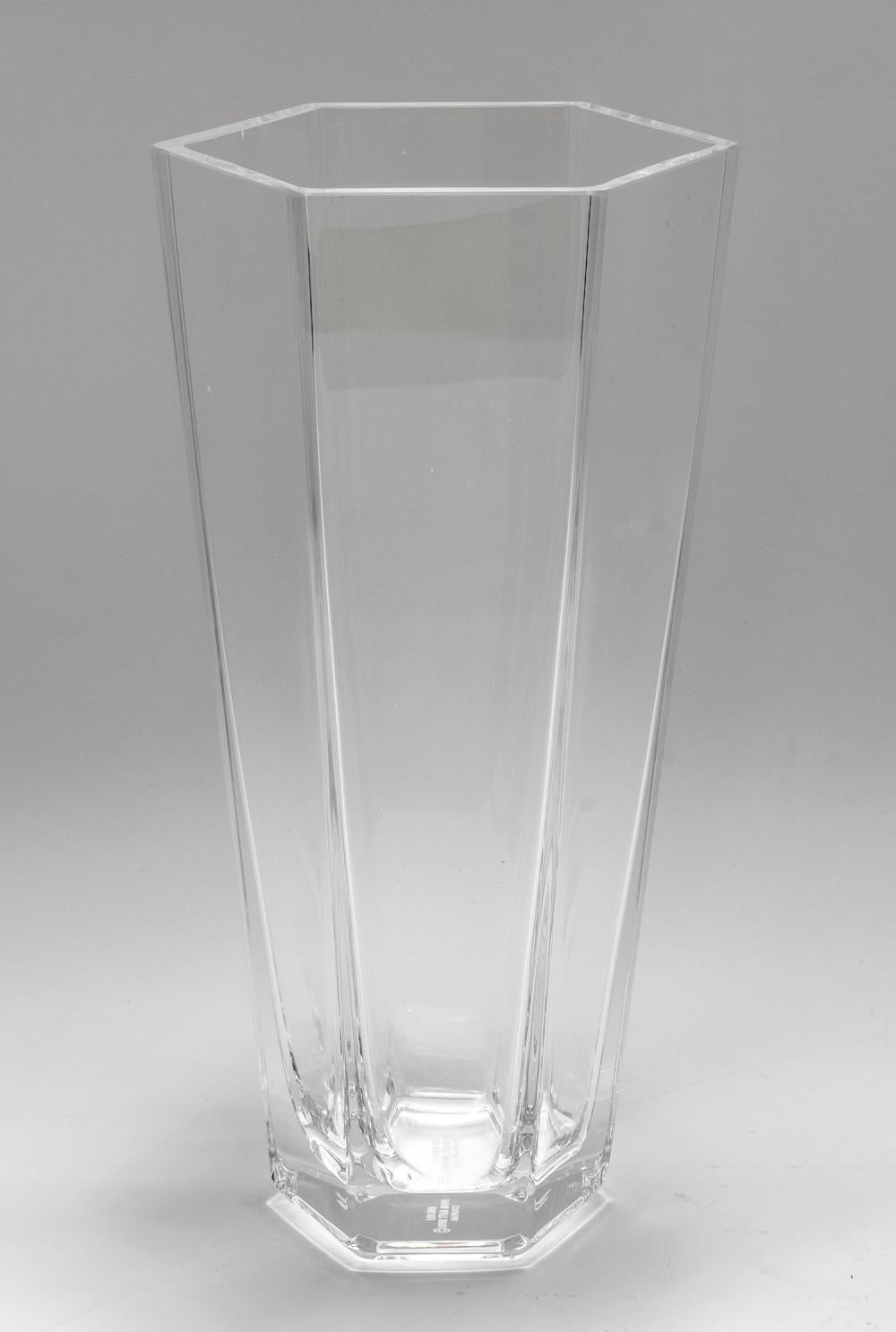 A very hard to find Frank Lloyd Wright by TIFFANY Crystal Clear Vase.
10 inches Flower Vase Frank Lloyd Wright by Tiffany with its original blue box.
Tiffany & Co. exquisite crystal vase inspired by the architectural brilliance of Frank Lloyd