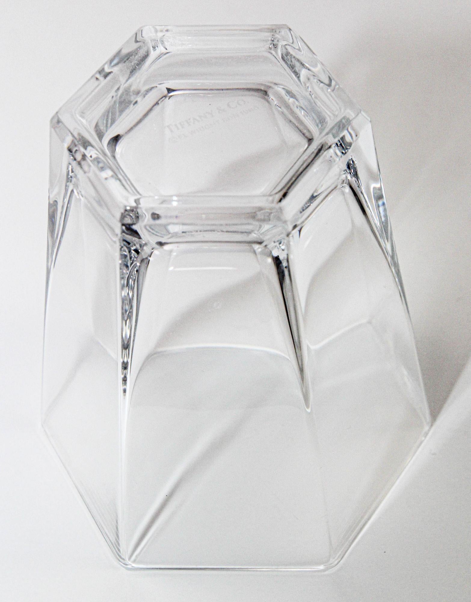 Ein sehr schwer zu findender Satz von 4 Frank Lloyd Wright by TIFFANY Crystal Double Old Fashioned Gläsern Barware.
Tiffany & Co. Set aus vier exquisiten Doppel-Trinkgläsern aus Kristall, inspiriert von der architektonischen Brillanz von Frank Lloyd