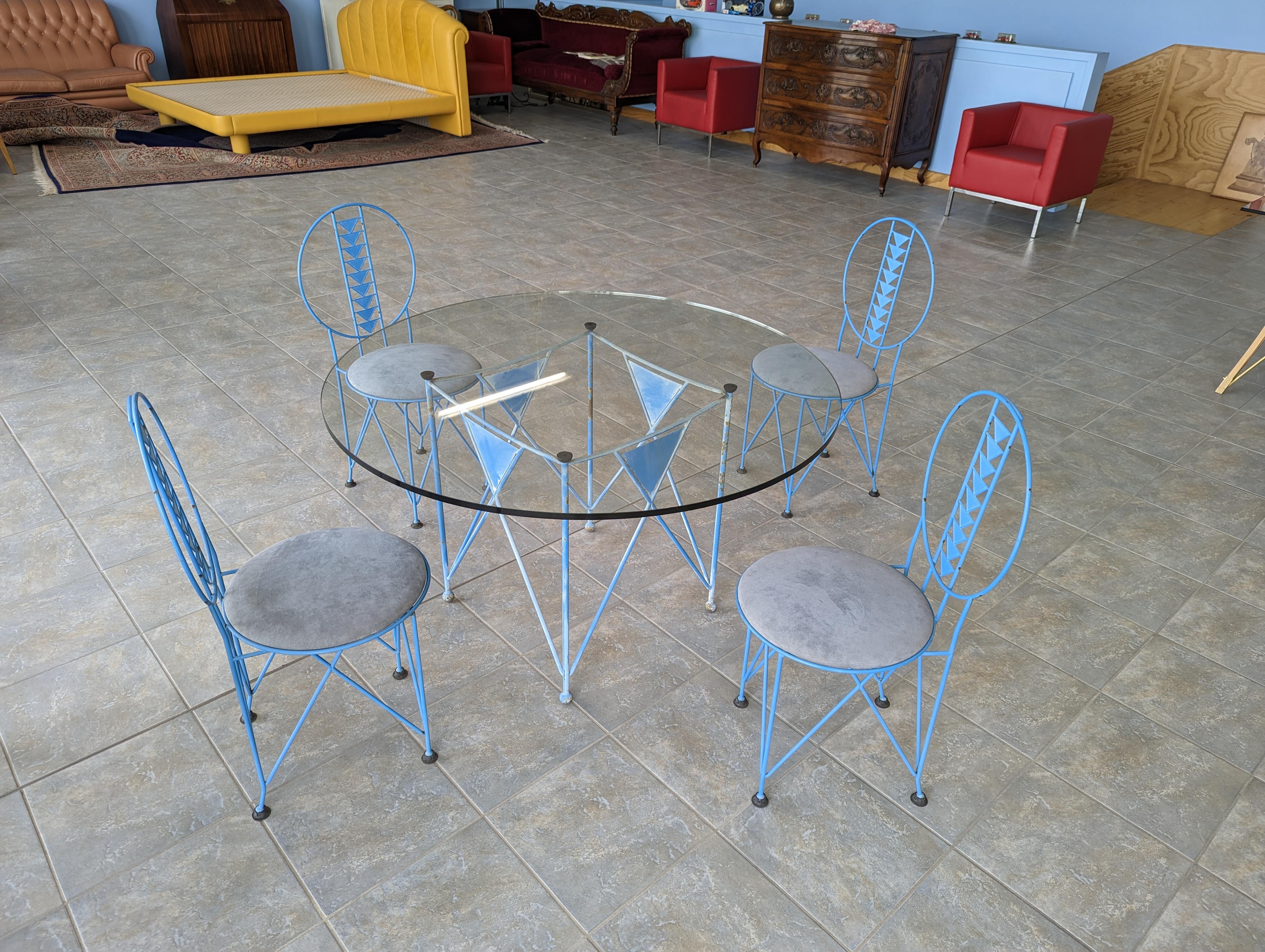 The Frank Lloyd Wright Cassina Midway 2 and 3 enameled steel dining set in Blue color is a remarkable ensemble that combines timeless design with historical significance. This set comprises four Midway 2 Steel Chairs and a Midway 3 Table, featuring