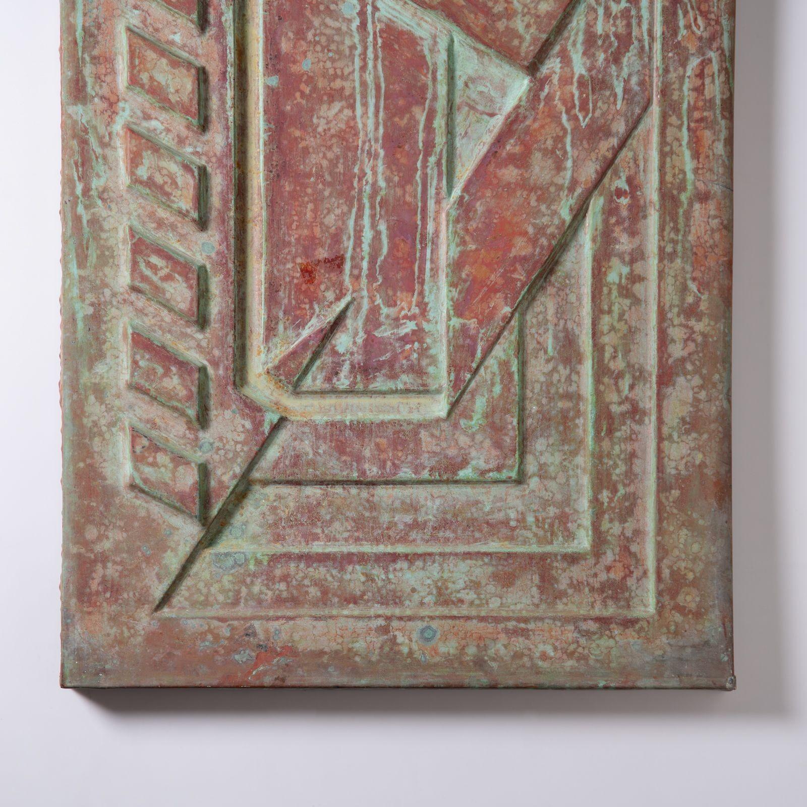 Panneau architectural en relief en cuivre conçu par Frank Lloyd Wright pour la Price Tower, 1956. Patine d'origine vert-de-gris.
La Price Tower, le seul gratte-ciel réalisé par Frank Lloyd Wright, était revêtue de panneaux en relief en cuivre oxydé