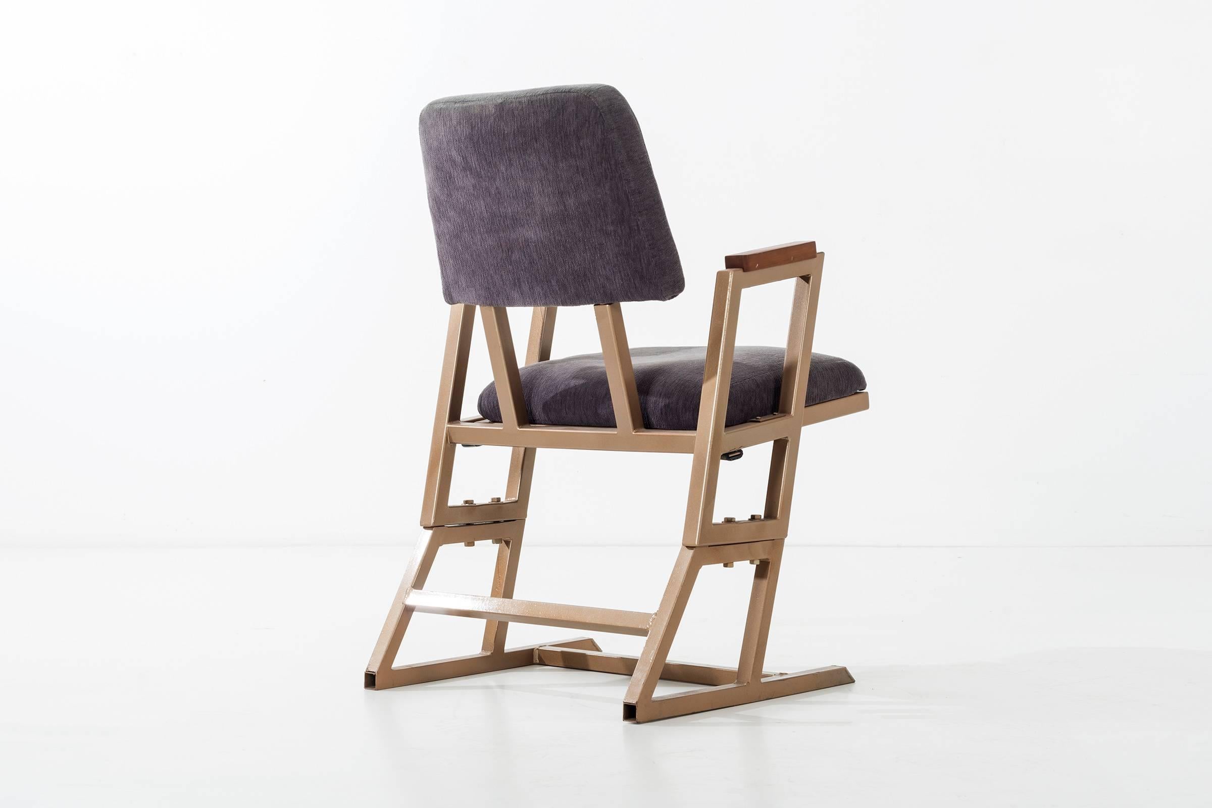 Maßgefertigte Stühle von Frank Lloyd Wright (Mitte des 20. Jahrhunderts) im Angebot