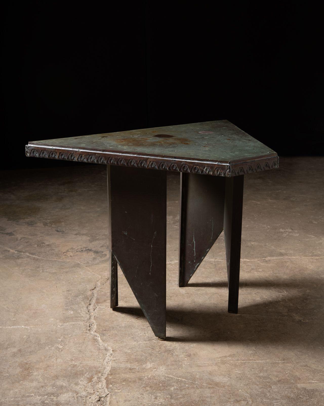 Raro e importante tavolo in rame e legno sbalzato progettato da Frank Lloyd Wright nel 1956 per la Price Tower e uno dei soli venti esemplari mai prodotti. I tavoli mettono in mostra l'influenza giapponese presente in tutta la carriera di Wrights e