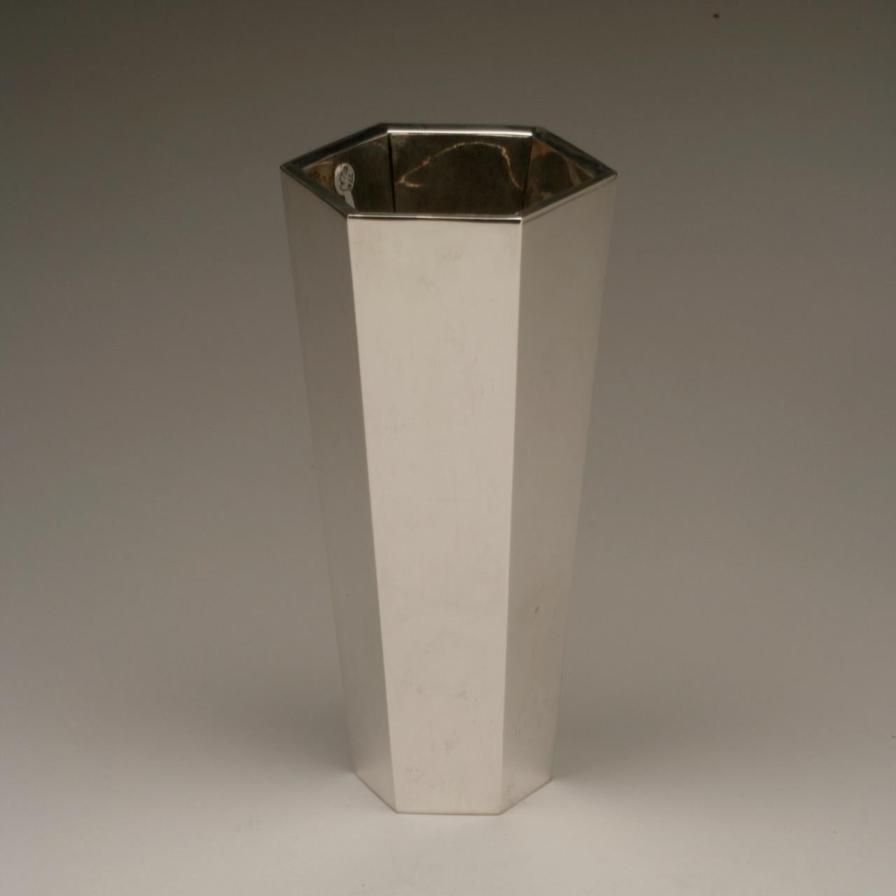 Frank Lloyd wright designed sterling silver vase by Tiffany. 

Made in Italy as a special order for Tiffany from designs by Frank Lloyd Wright. Exceptionally heavy piece for the size.

Designer: Frank Lloyd Wright

Maker: Tiffany

circa